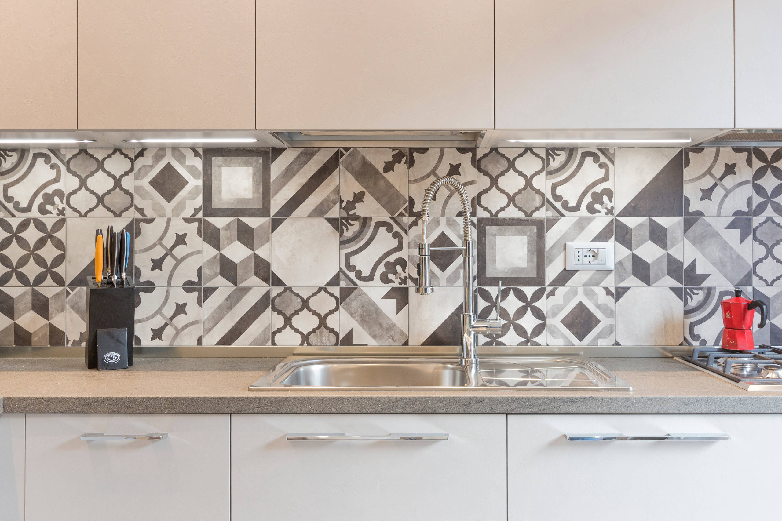 Как правильно: Делать стык столешницы и фартука