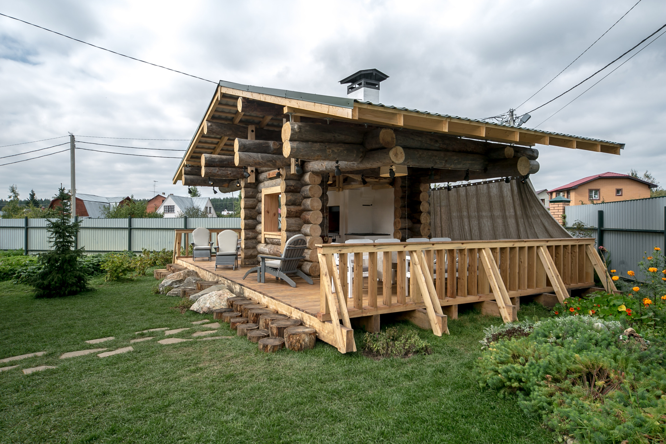 Проект недели: Парящая терраса-беседка из седой карельской сосны