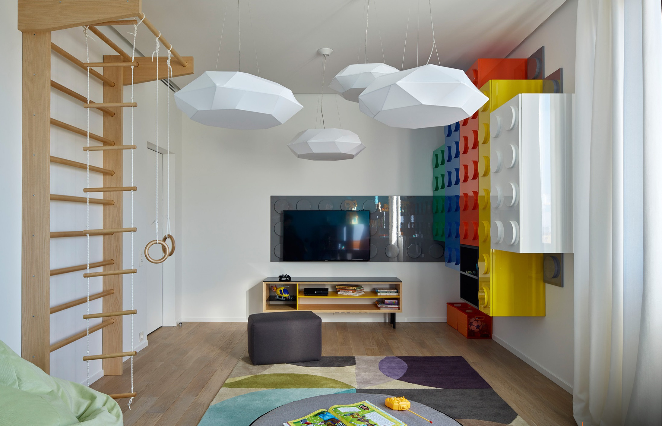 Houzz тур: Современный интерьер с авторской мебелью