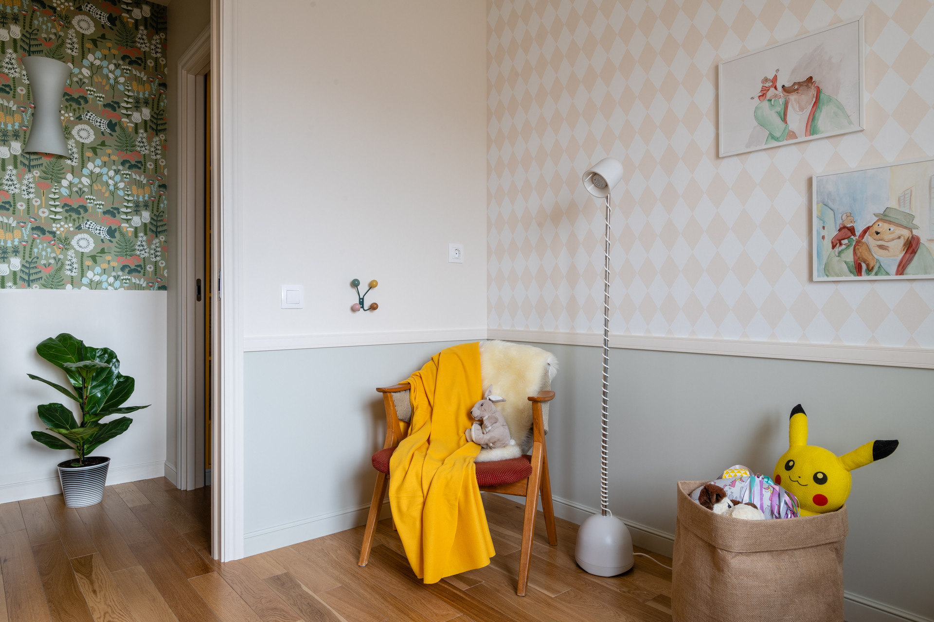 Houzz тур: Квартира со стеклоблоками и винтажными стульями