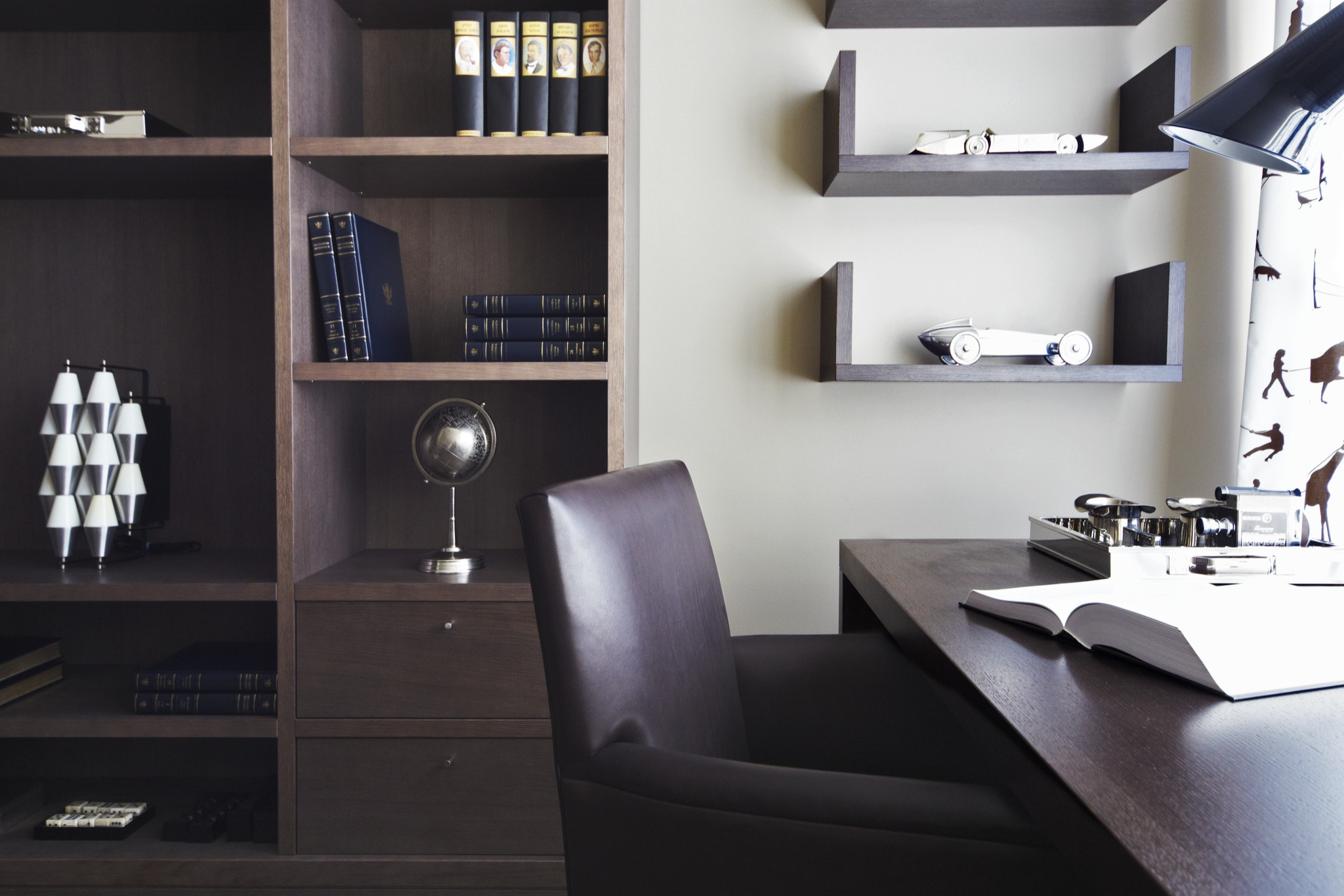 Houzz тур: Квартира с камином в гостиной и злаковым садом во дворе