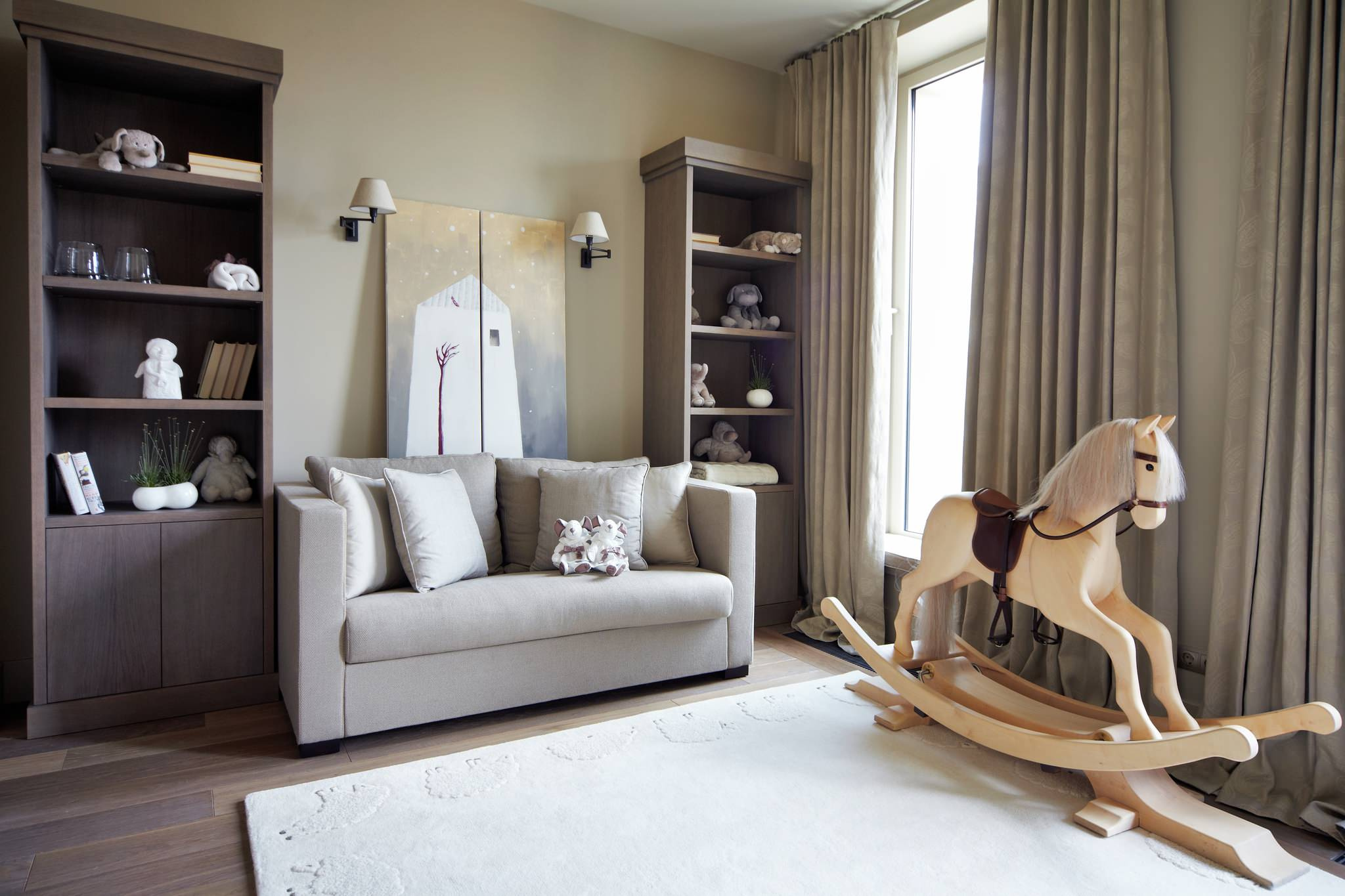 Houzz тур: Квартира с камином в гостиной и злаковым садом во дворе