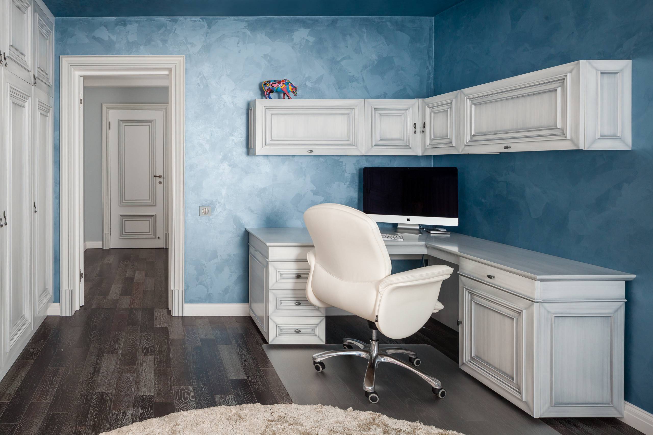 Houzz тур: Квартира с гипсовым барельефом и холодными оттенками