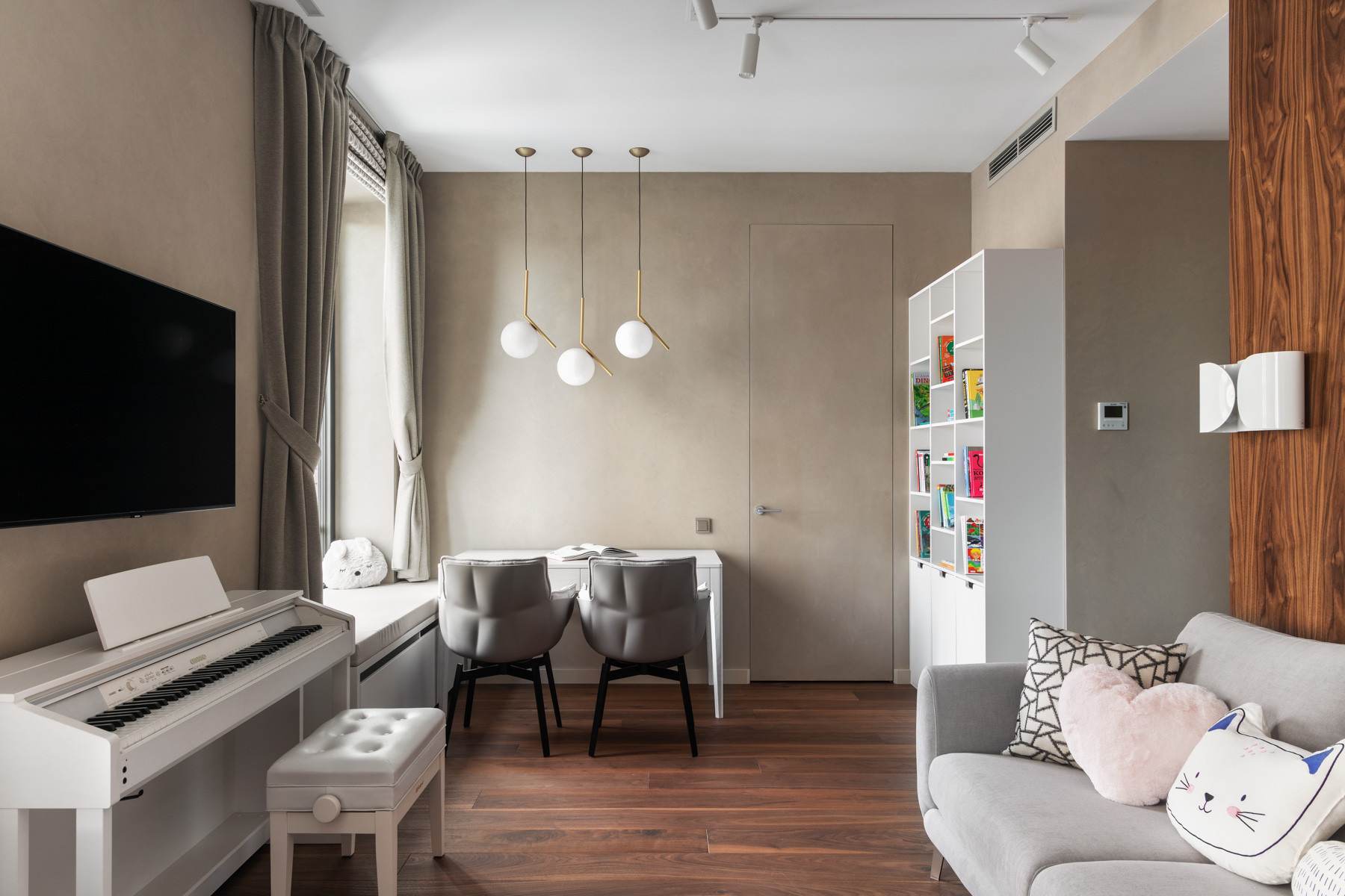 Houzz тур: Квартира с аквариумом и «спрятанной» кухней