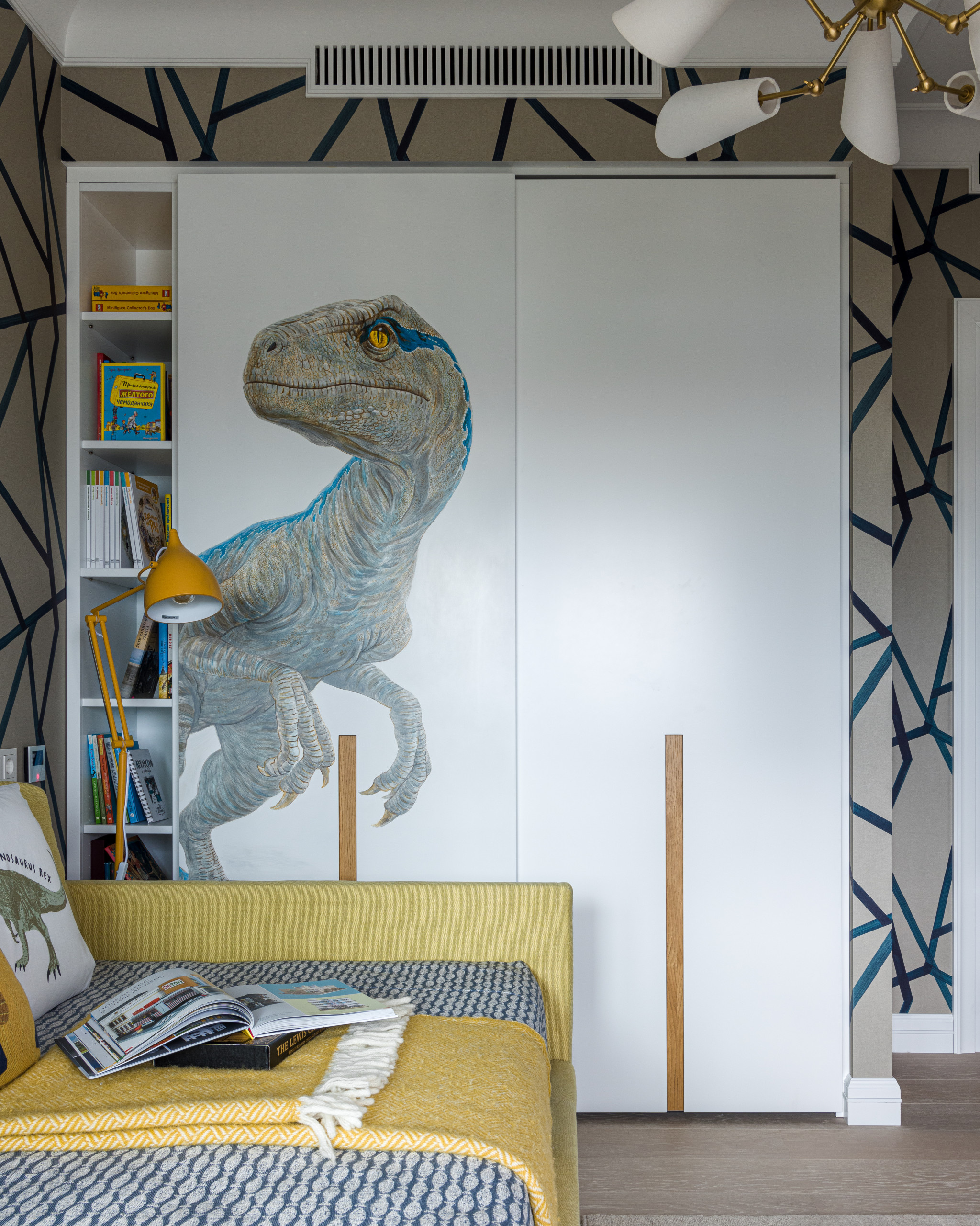 Houzz тур: Квартира с чёрным камином и винтажными постерами