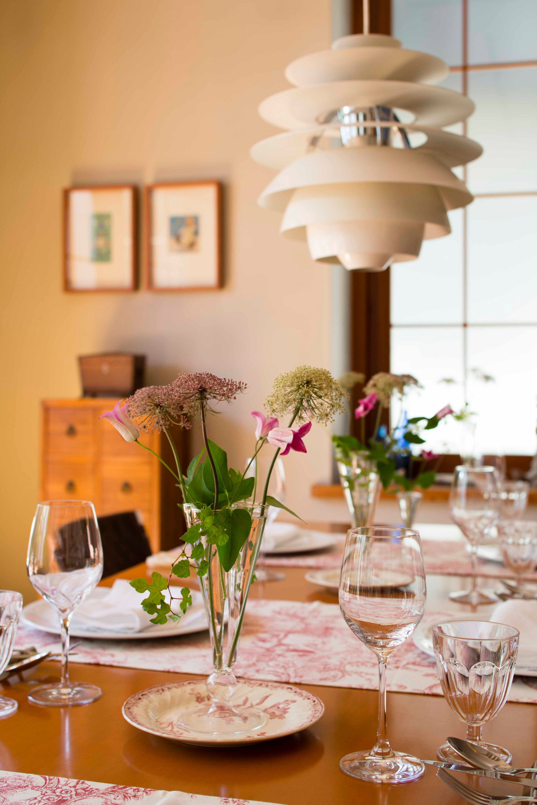 Идеи сервировки стола для тех, кто не привык к застольям