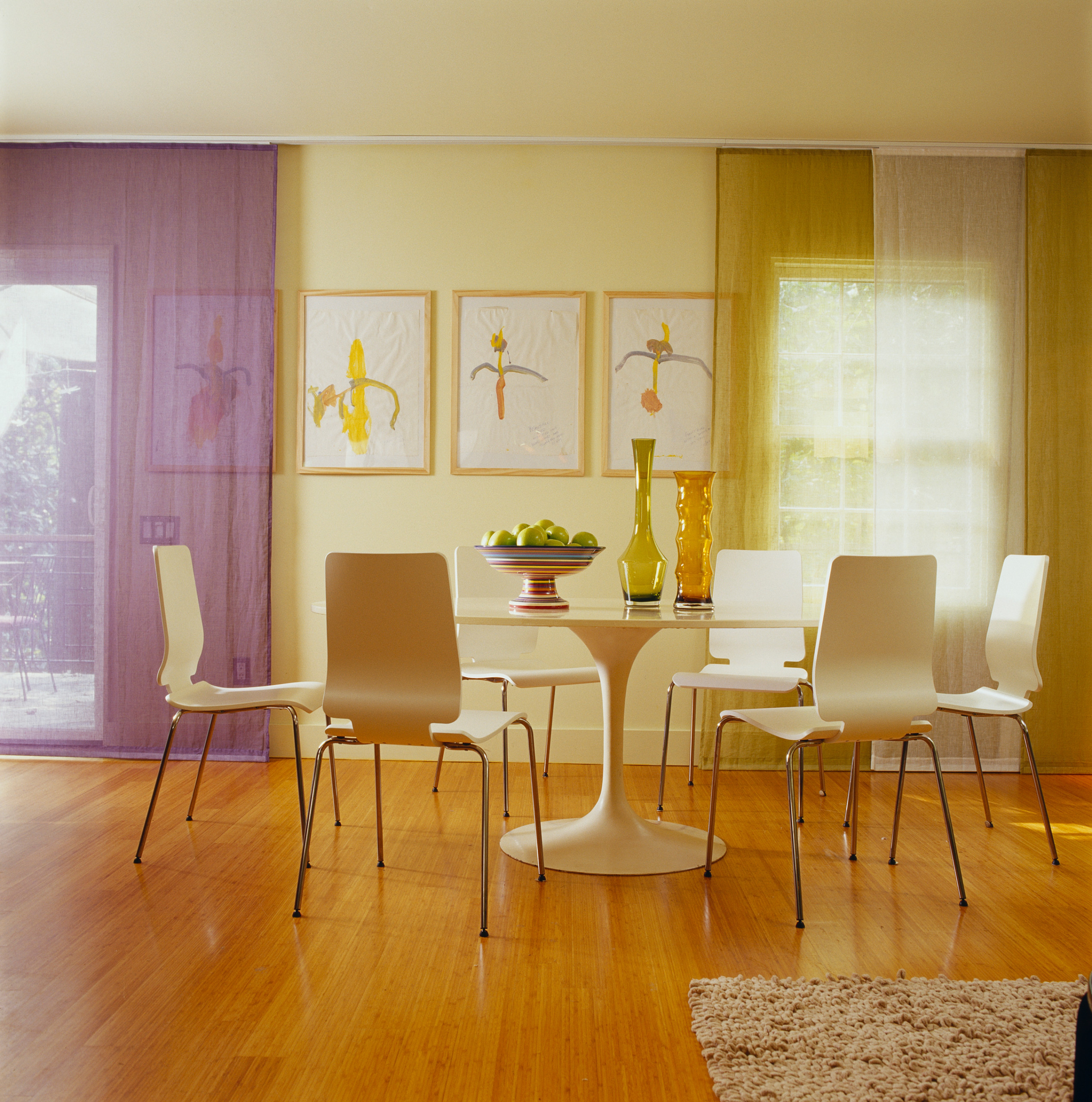 Цвет: Как оживить яркими красками существующий нейтральный интерьер