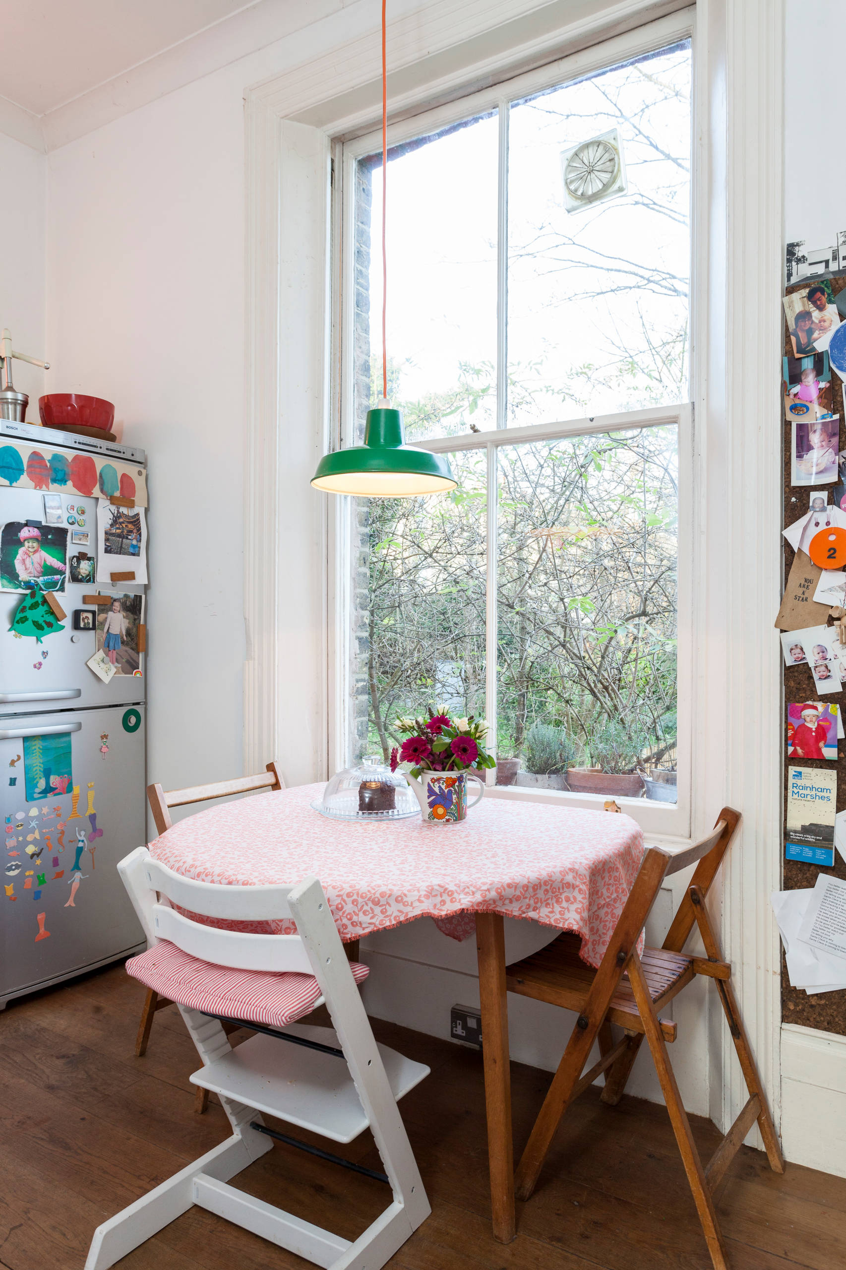 Домашняя работа вместе с мамой: Как устроить удобную парту на кухне