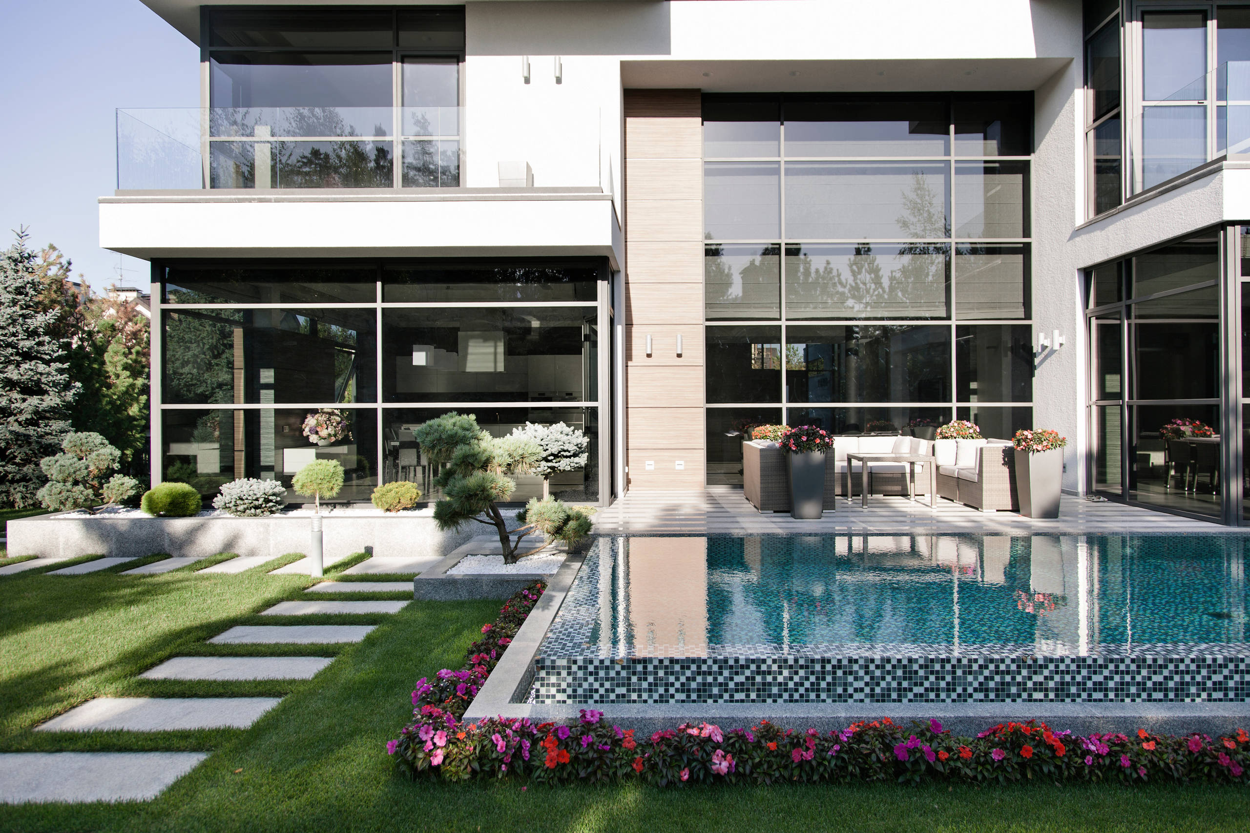 В гостях: Минимализм в Подмосковье, где сад интегрирован в дом