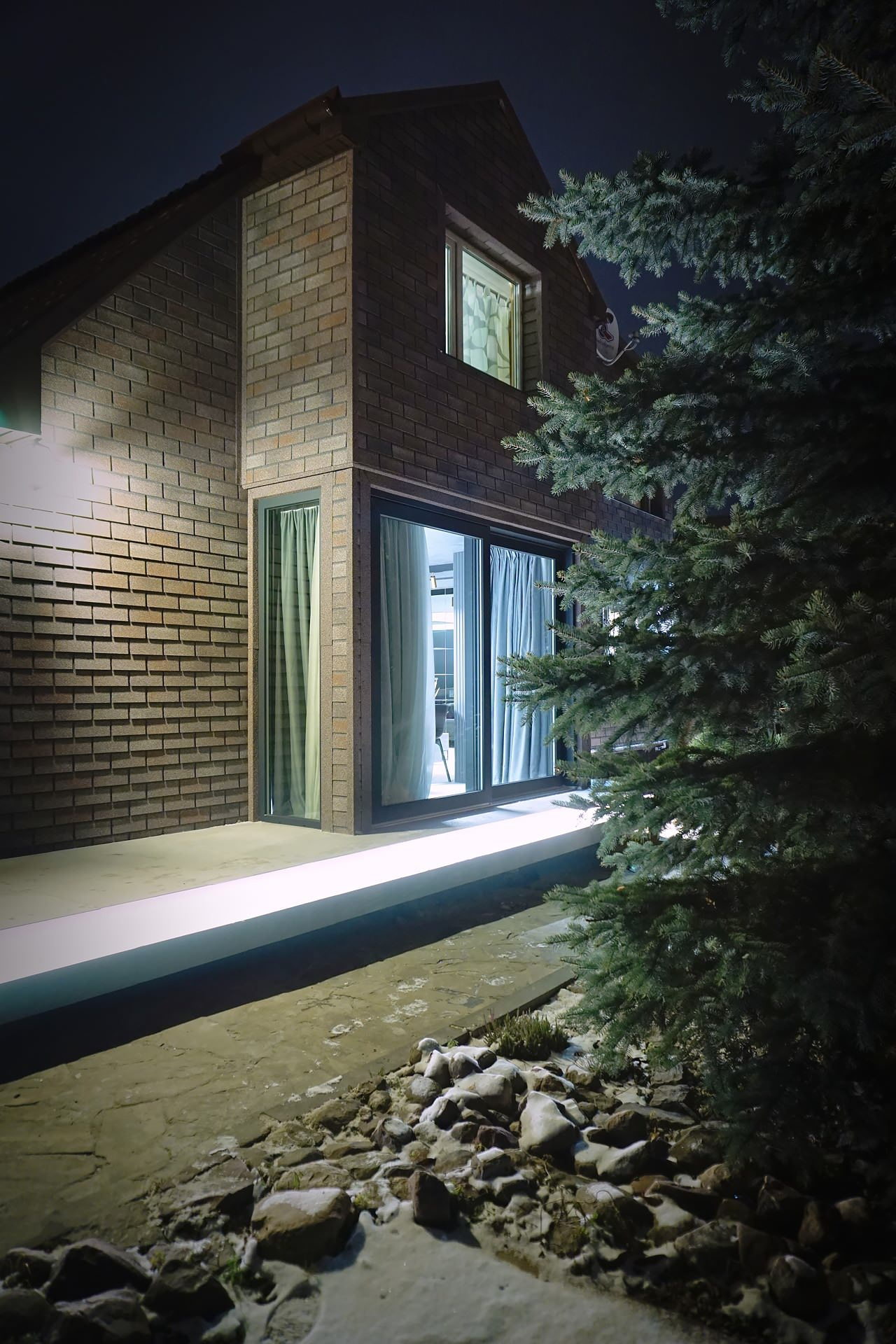 Проект недели: Графитовая кухня-гостиная в загородном доме