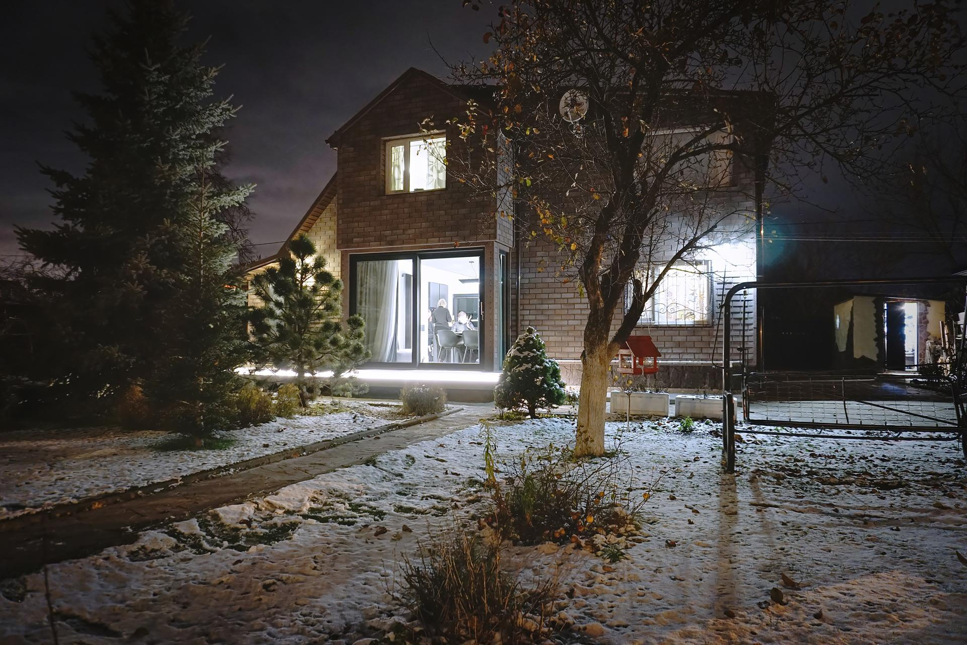 Проект недели: Графитовая кухня-гостиная в загородном доме