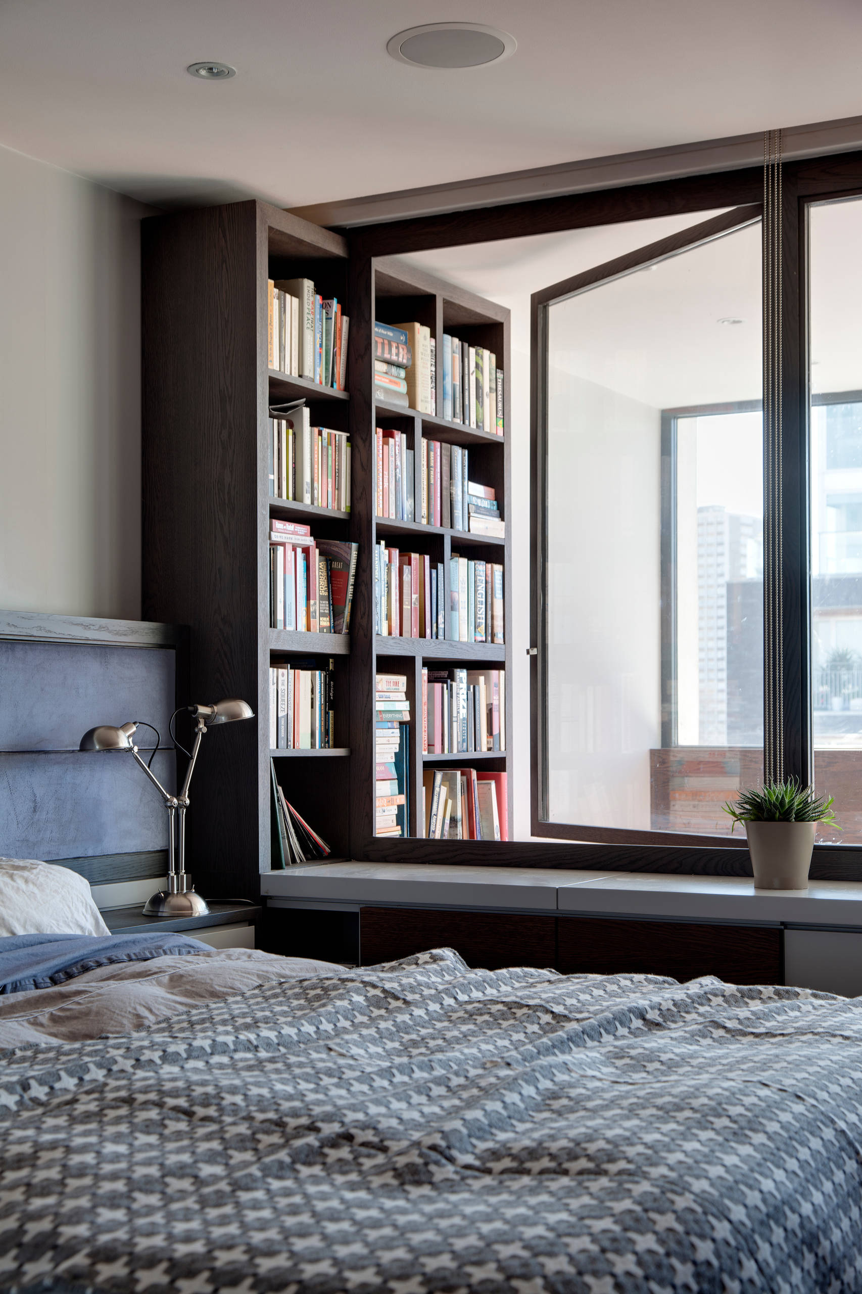 Просто фото: Шкафы вокруг окна — 22 варианта