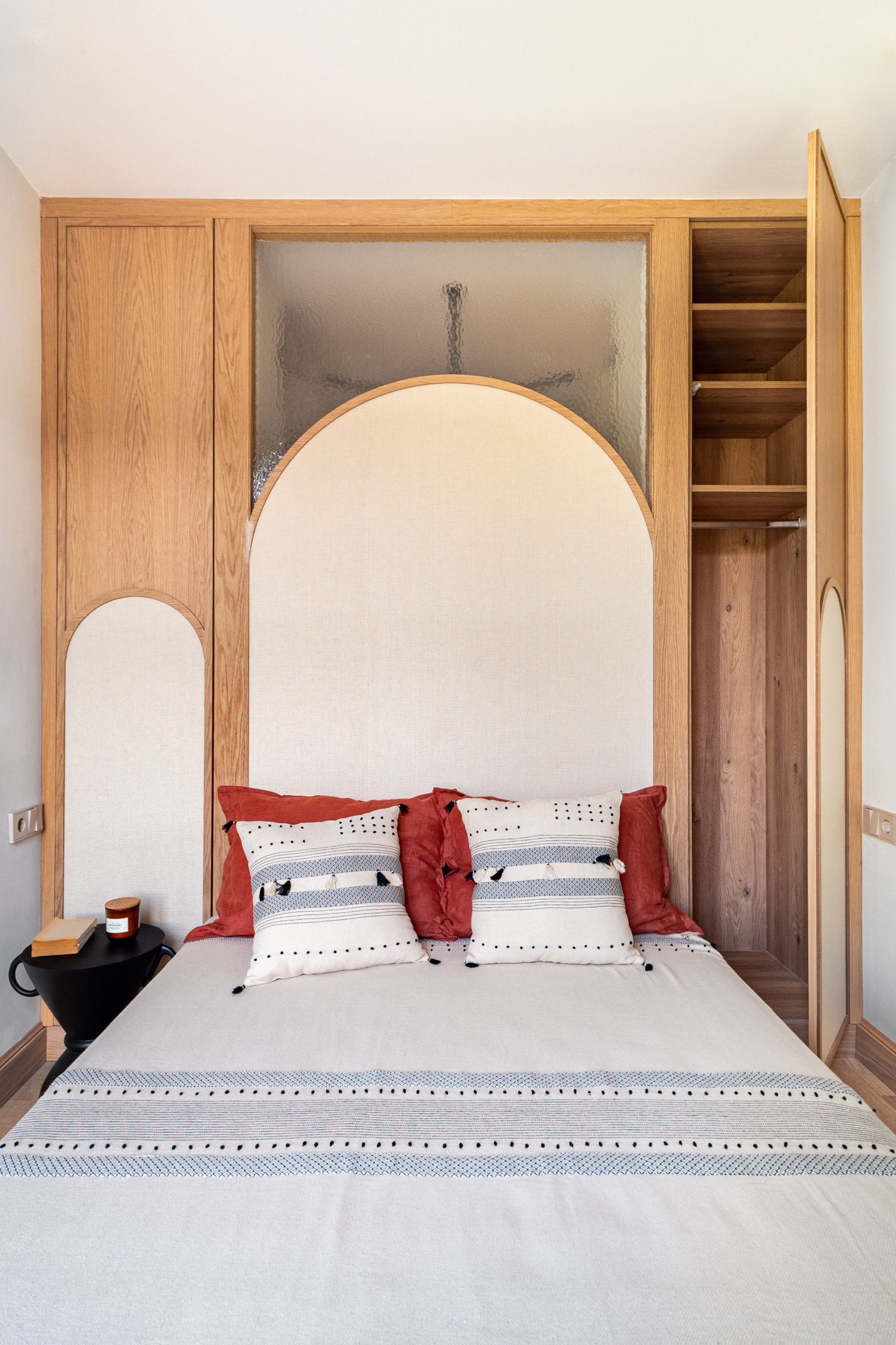 Просто фото: Спальня с гардеробной за изголовьем