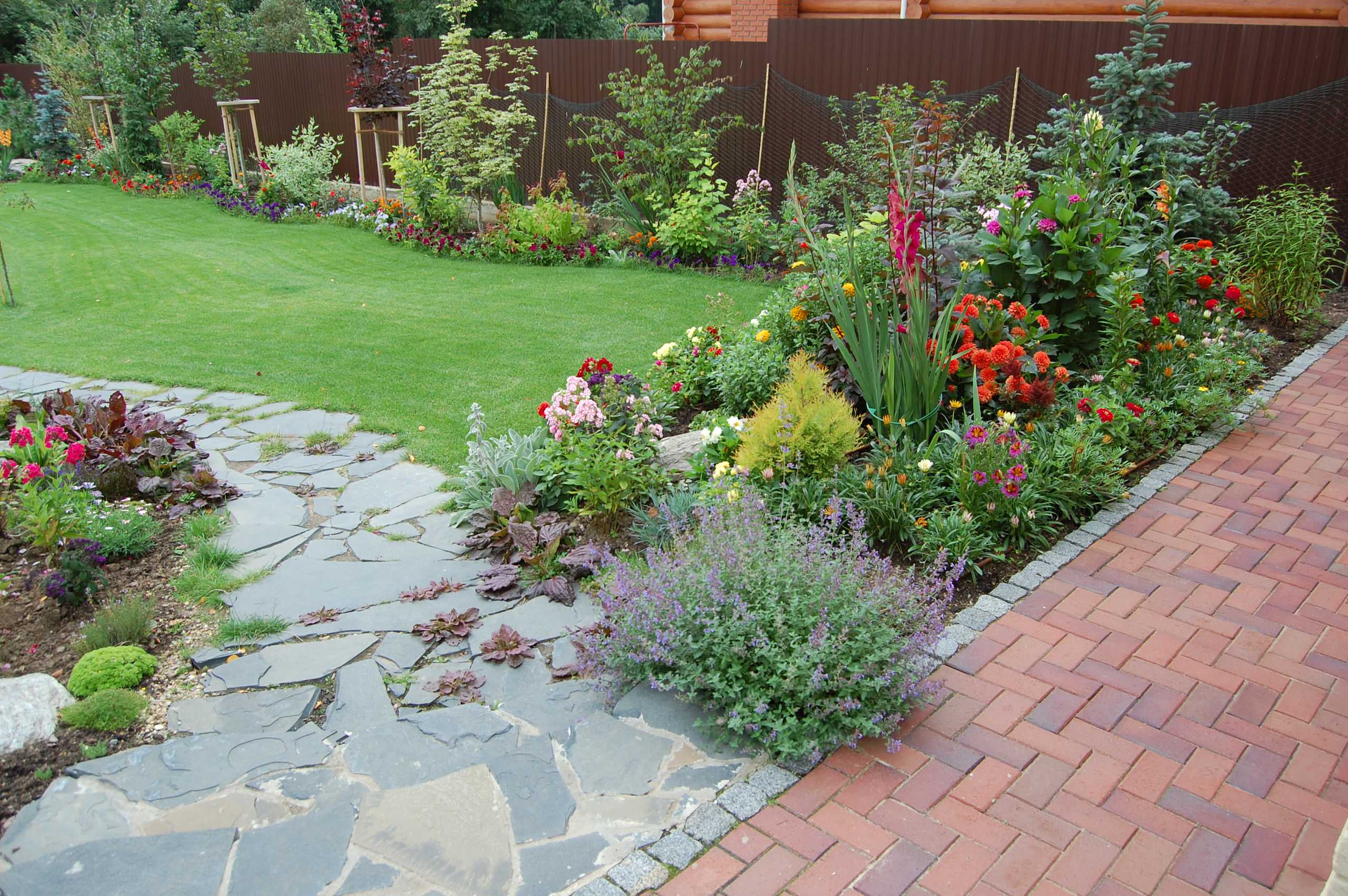 Проект недели: Сад, в котором дом «стоит» на цветнике