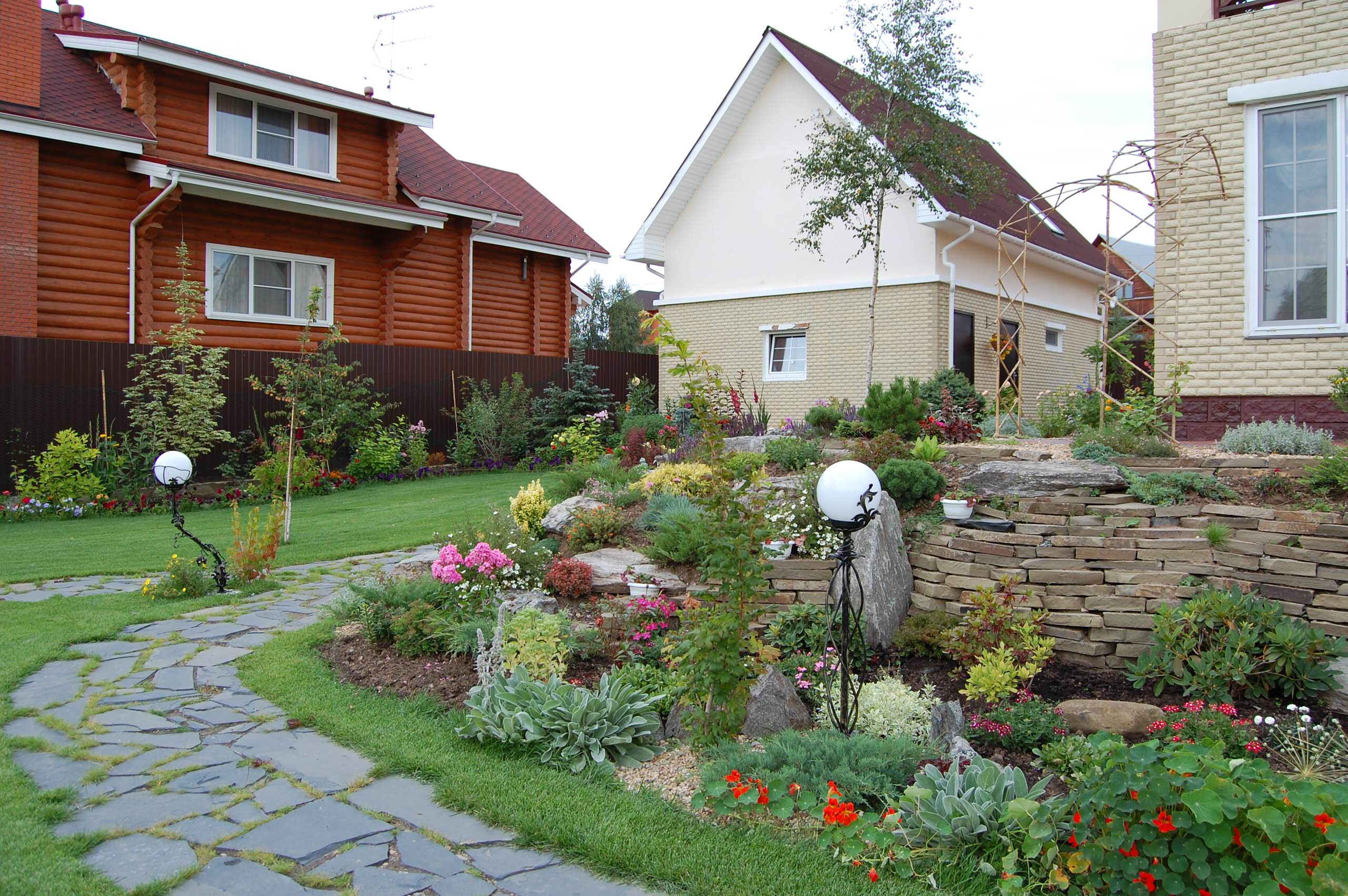 Проект недели: Сад, в котором дом «стоит» на цветнике