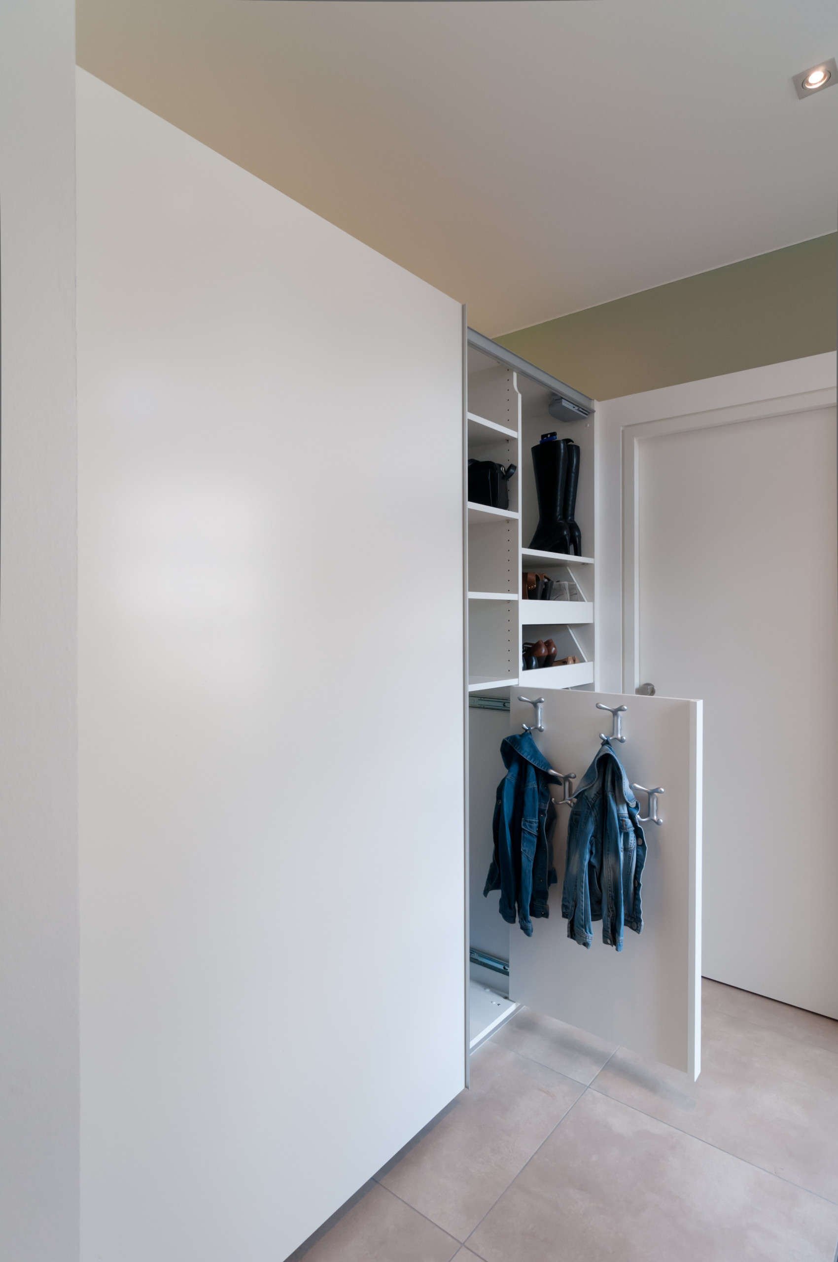 С миру по идее: Как организовать хранение в маленькой прихожей