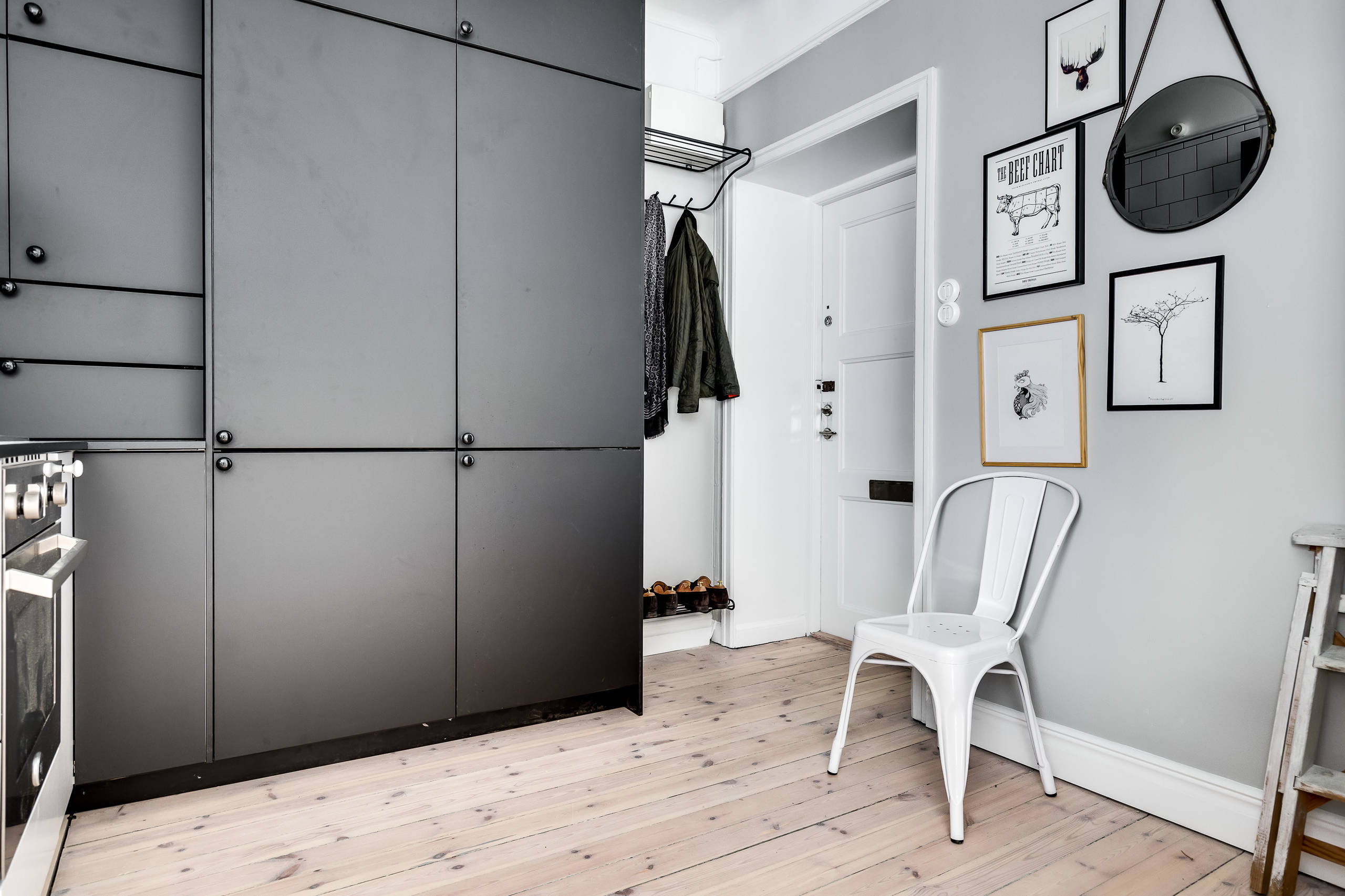 Дизайн-дебаты: Как хранить одежду в прихожей в «мокрые» сезоны