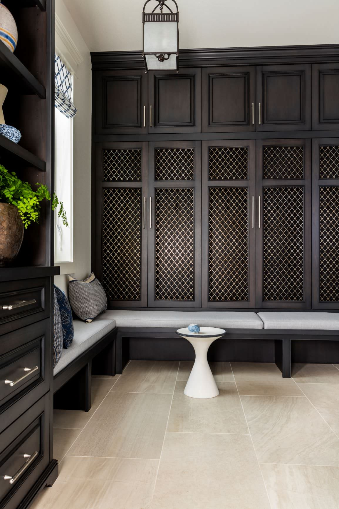 Как грамотно распорядиться большой прихожей