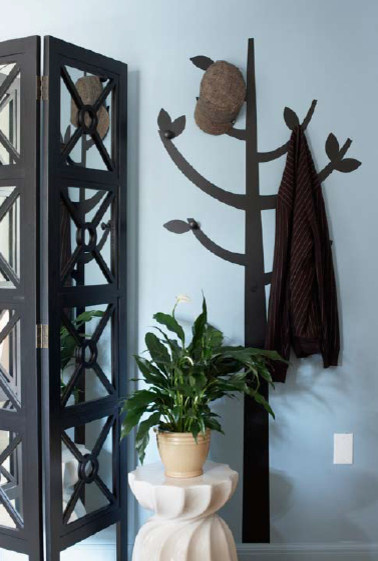 Посадить на крючок: Как сделать прихожую необычной и функциональной