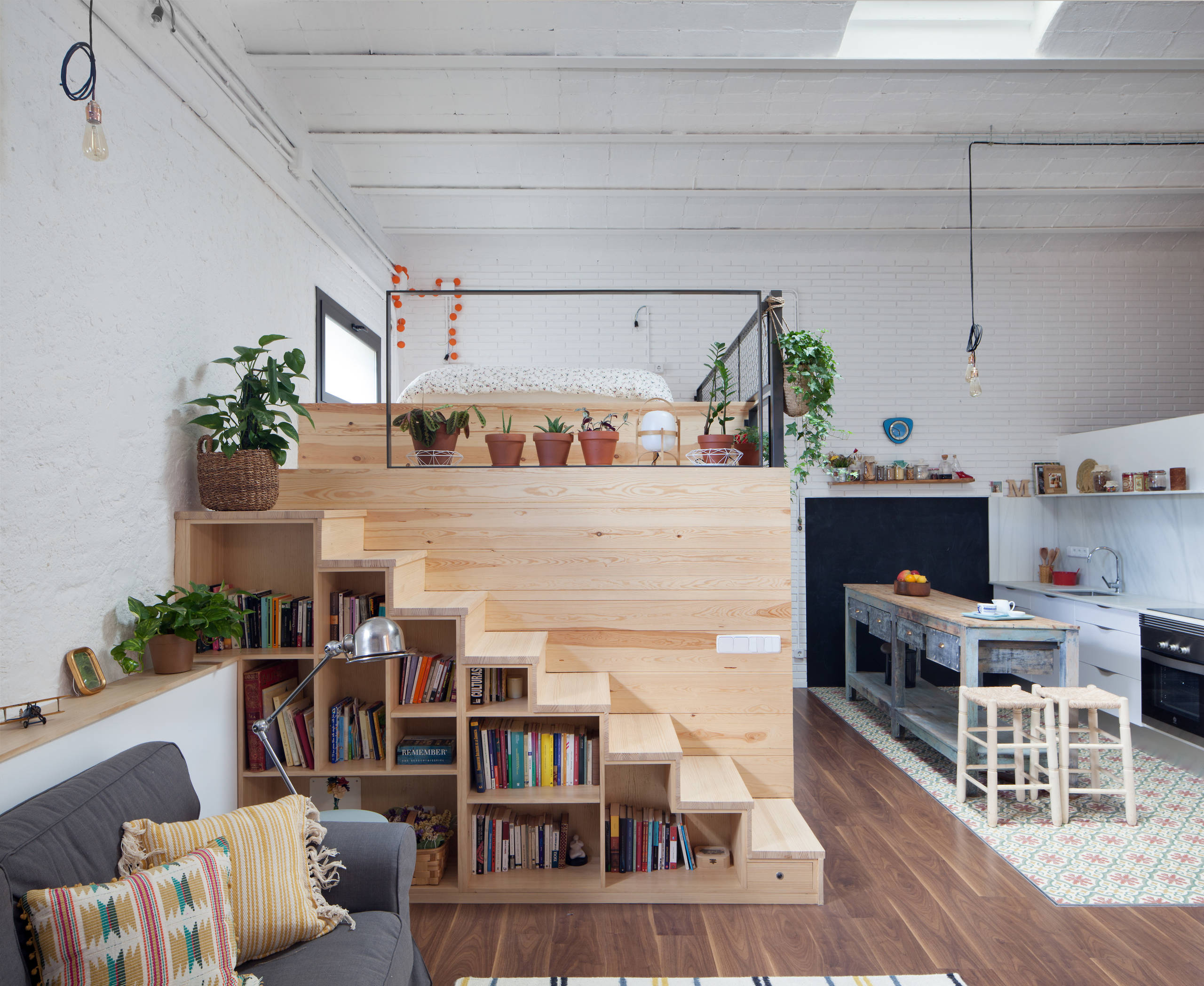 Просто фото: Хранение под лестницей — 23 идеи со всего мира