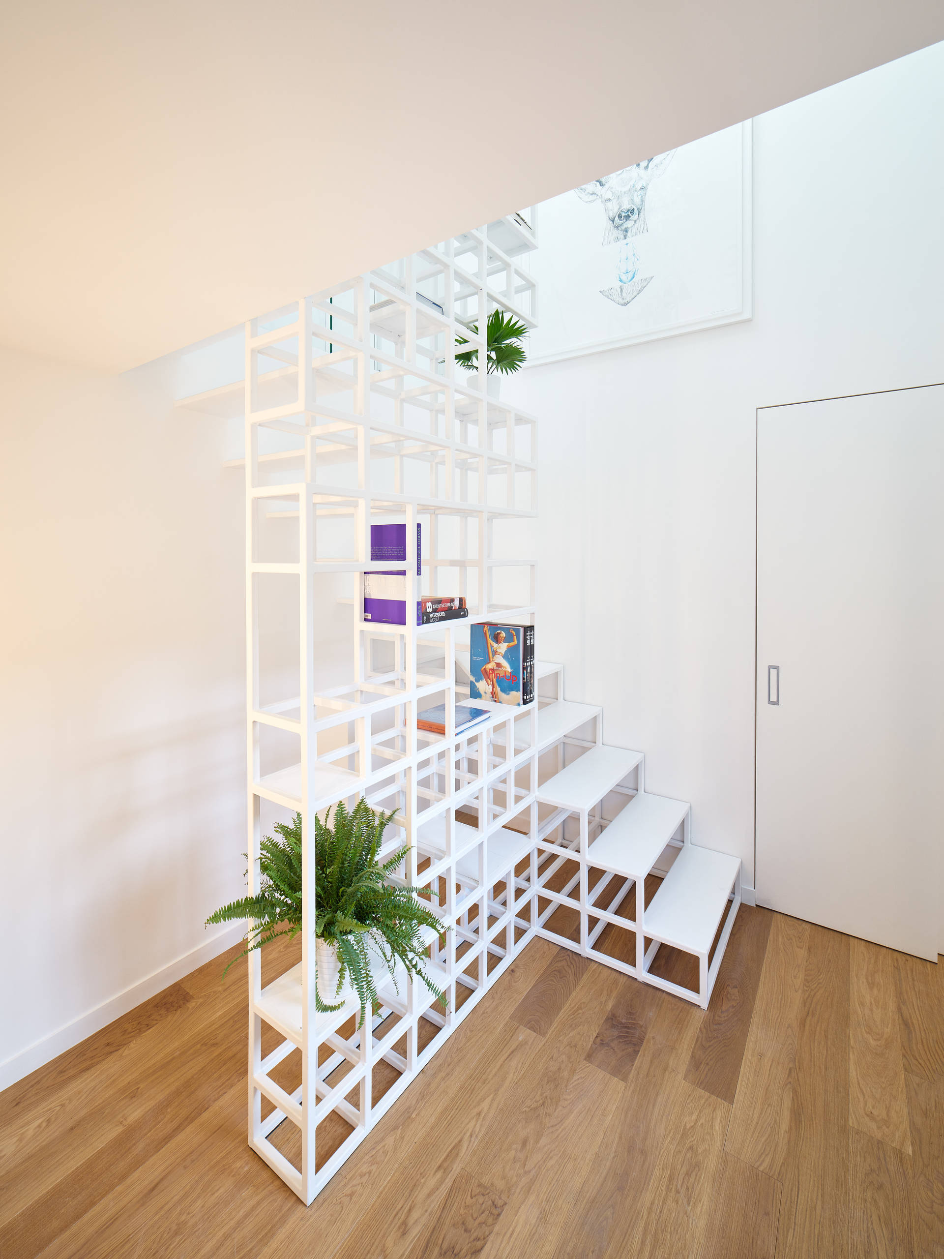 Просто фото: Длинная ступенька лестницы