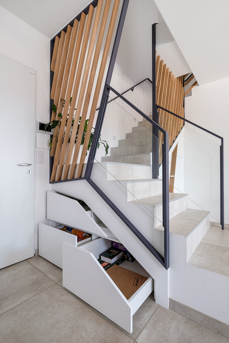 Фотоохота: 21 идея, как задействовать место под лестницей