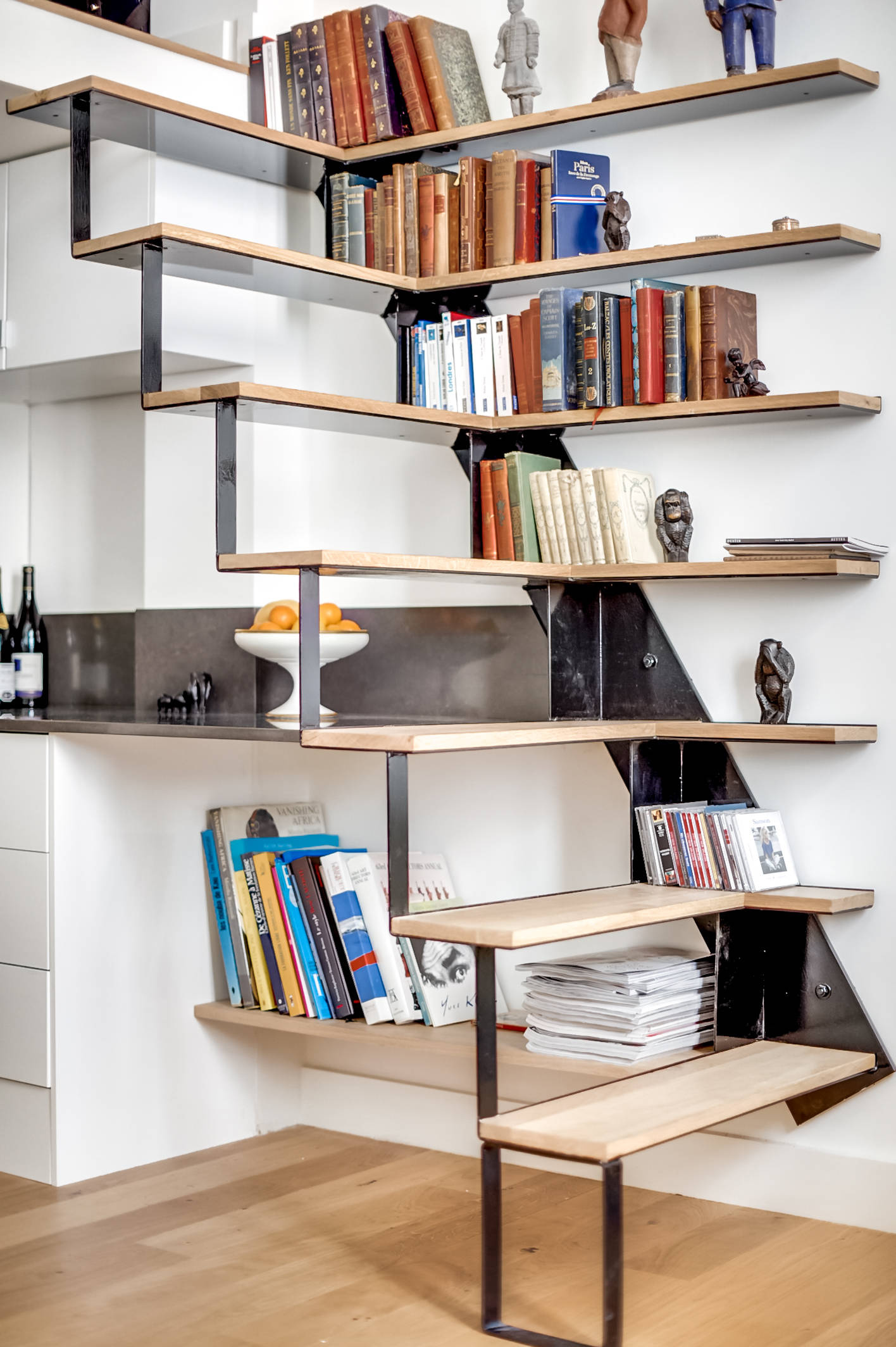 Просто фото: Длинная ступенька лестницы