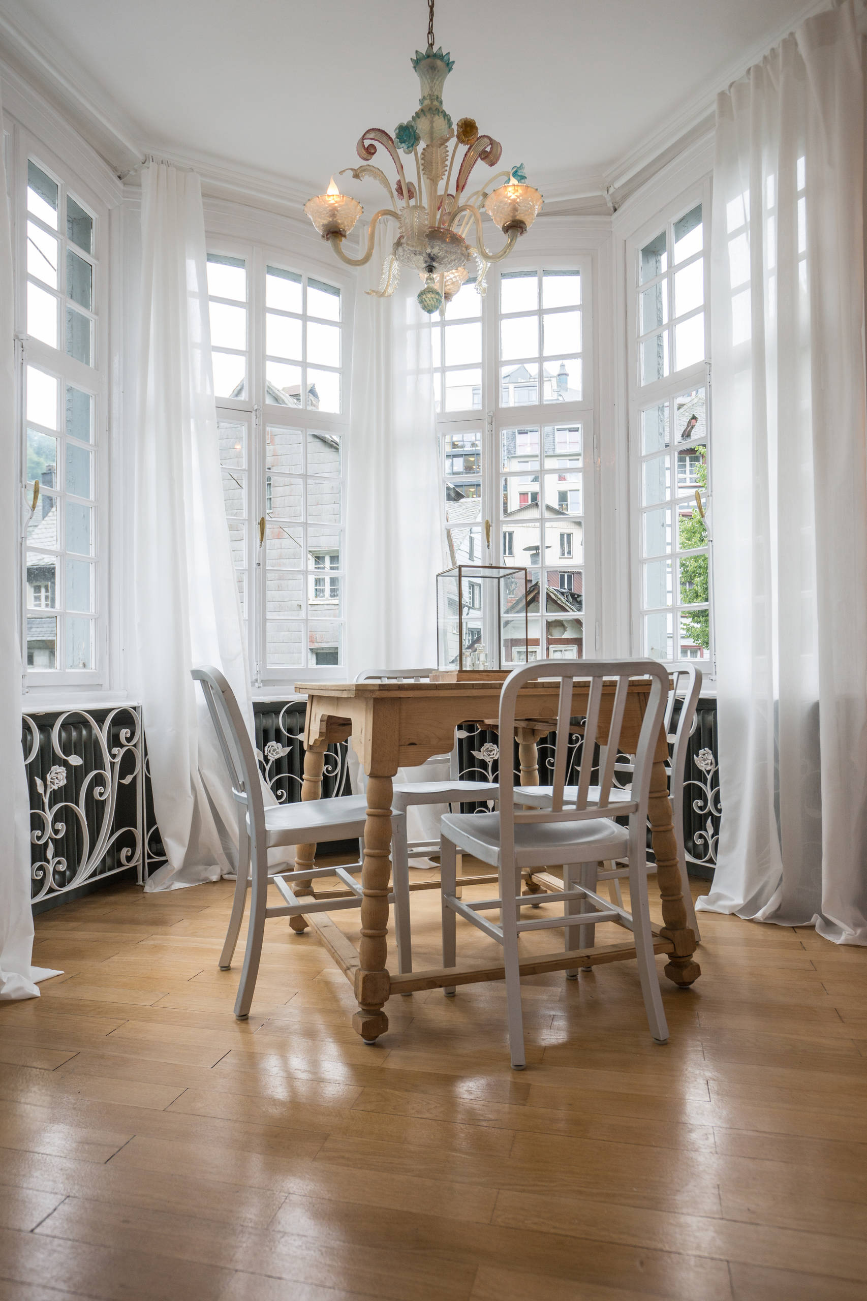 С миру по идее: как оформить интерьер кухни с эркером