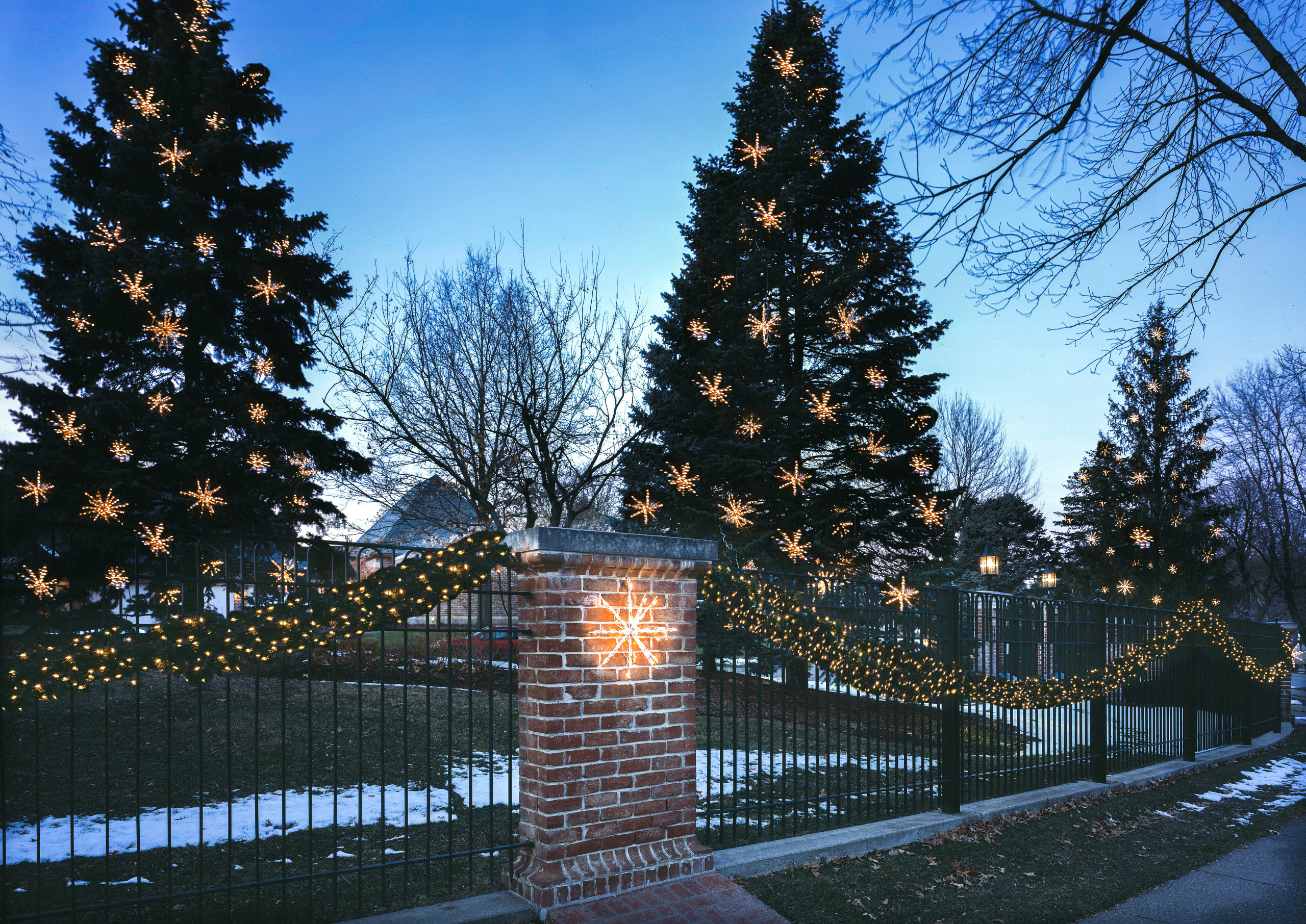 Фотоохота: Новогодняя подсветка загородного дома и сада — 26 идей