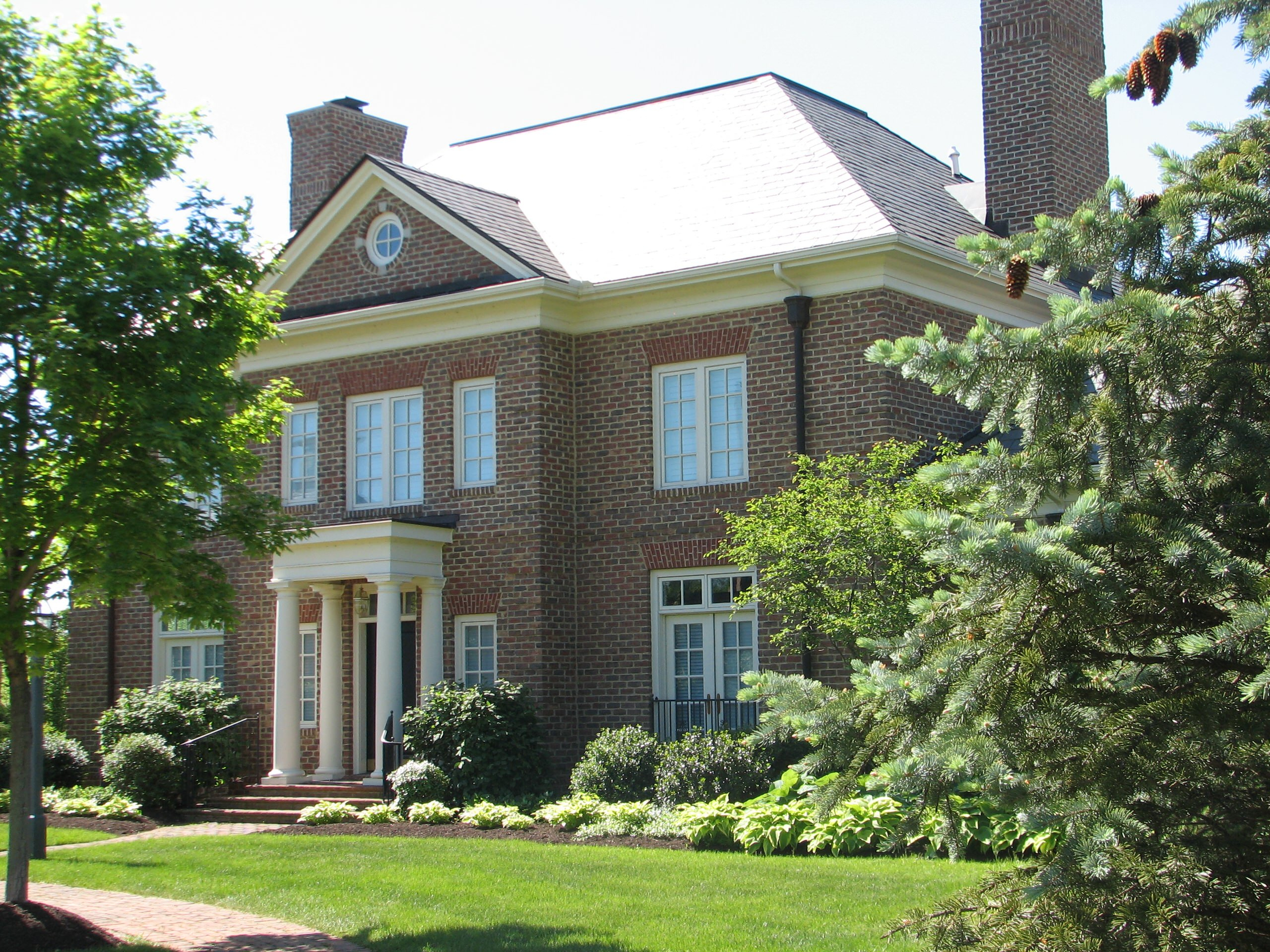 Вопрос: Какой стиль выбрать для частного дома