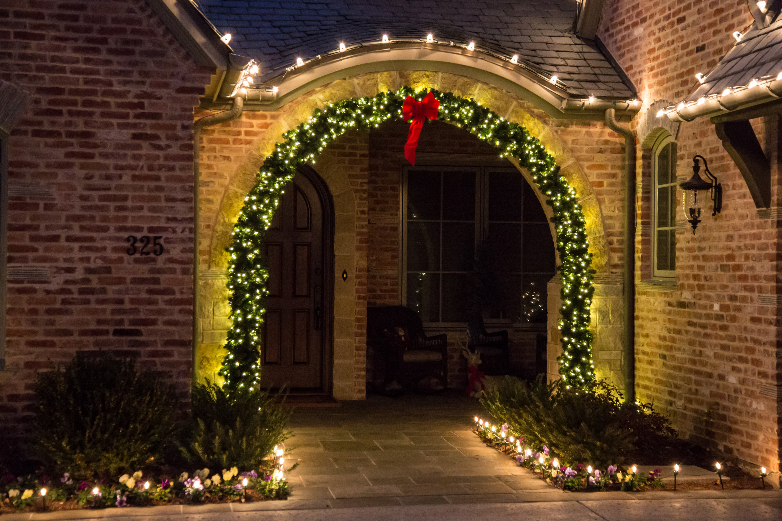 Фотоохота: Новогодняя подсветка загородного дома и сада — 26 идей