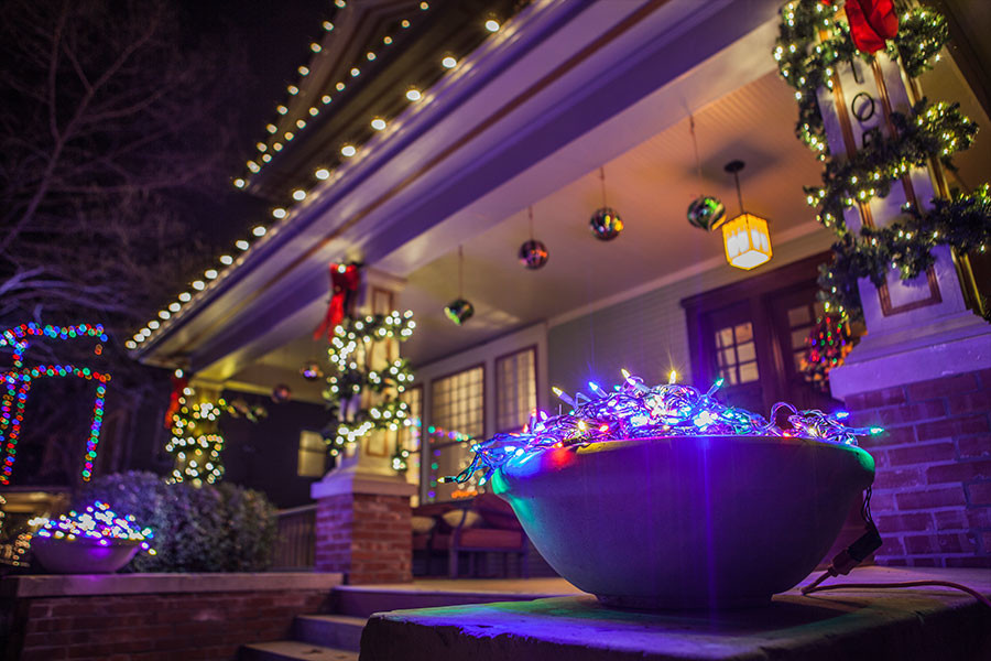 Фотоохота: Новогодняя подсветка загородного дома и сада — 26 идей