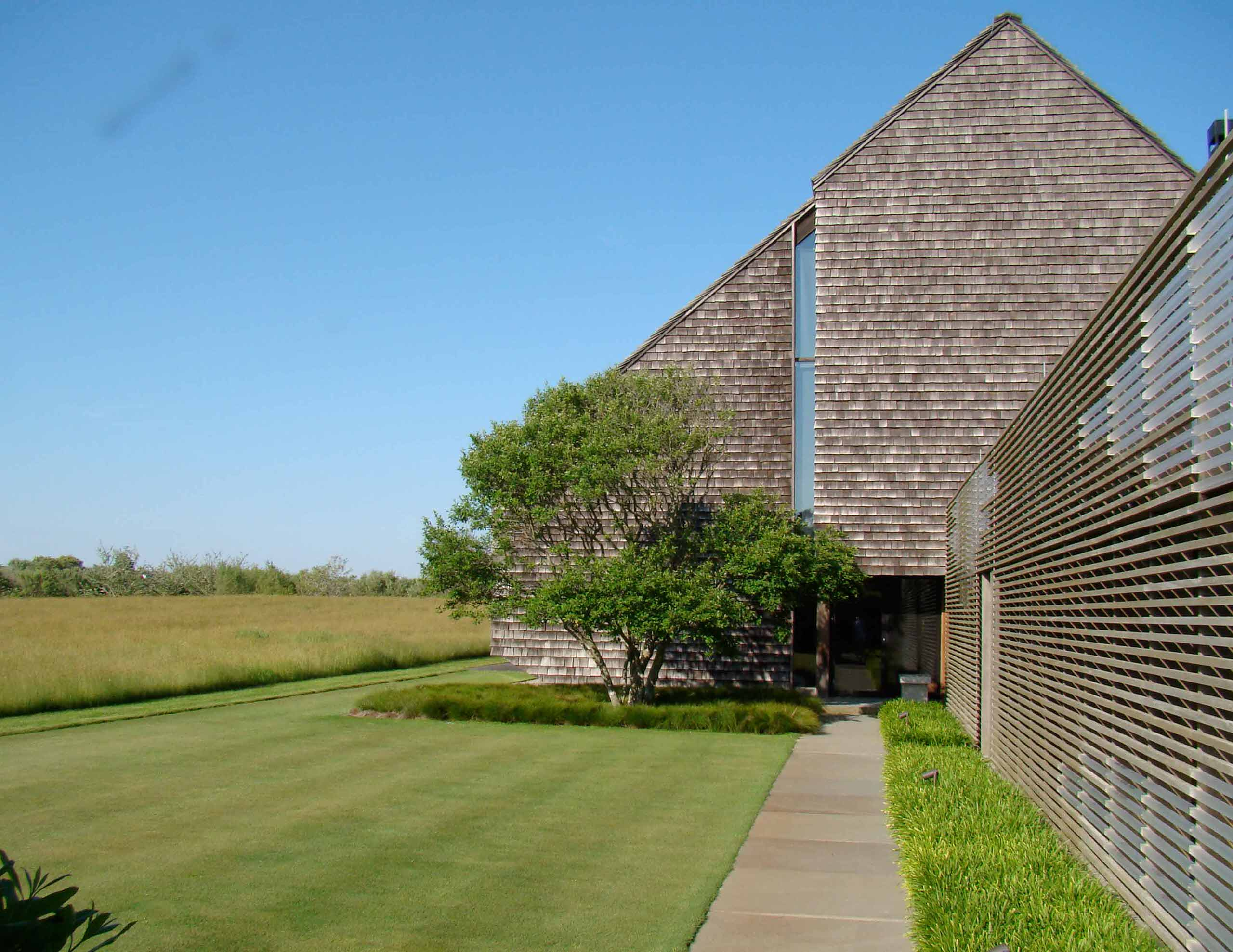 Вопрос: Как (и чем) покрасить деревянный дом снаружи