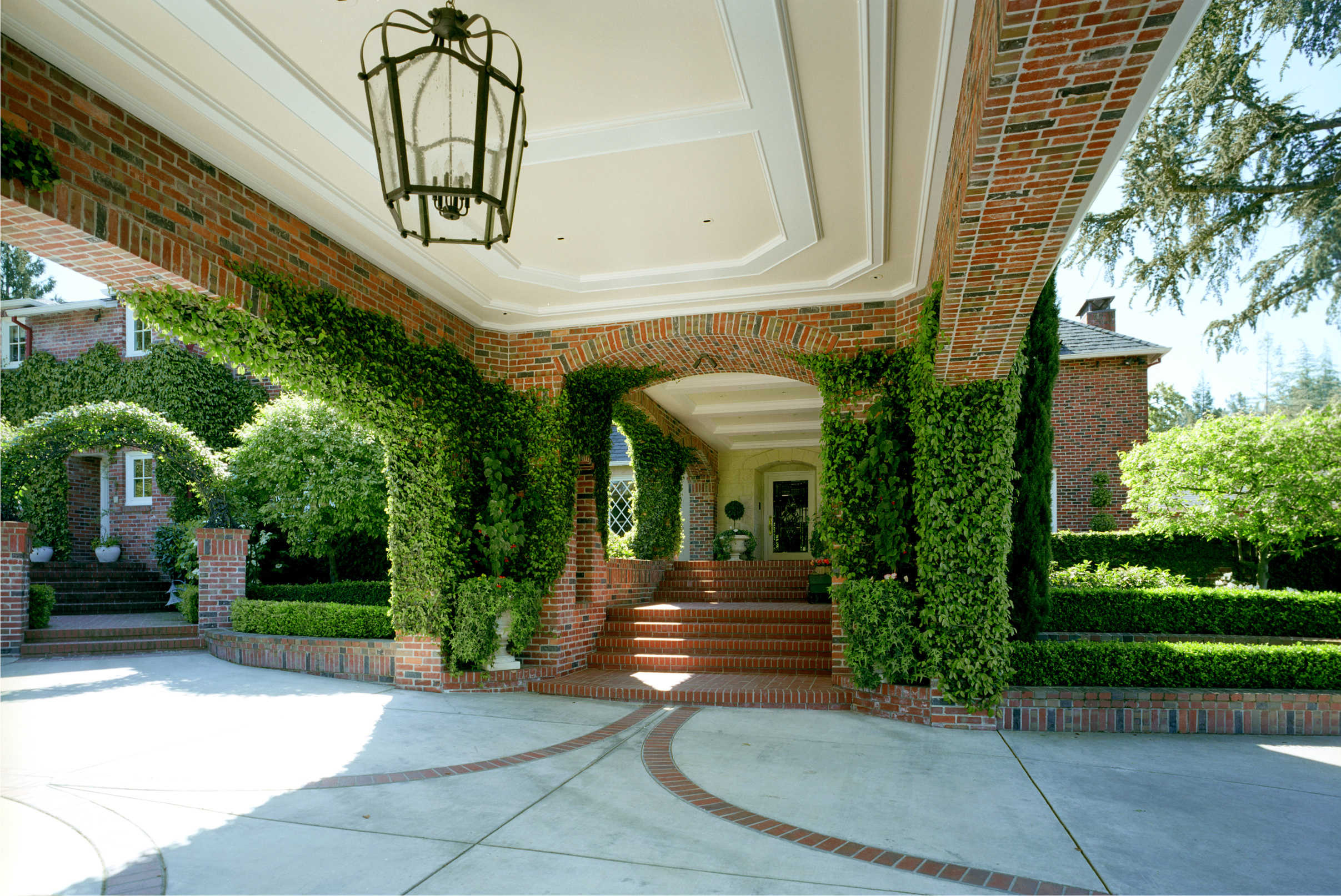 Просто фото: 15 домов со сквозным проходом