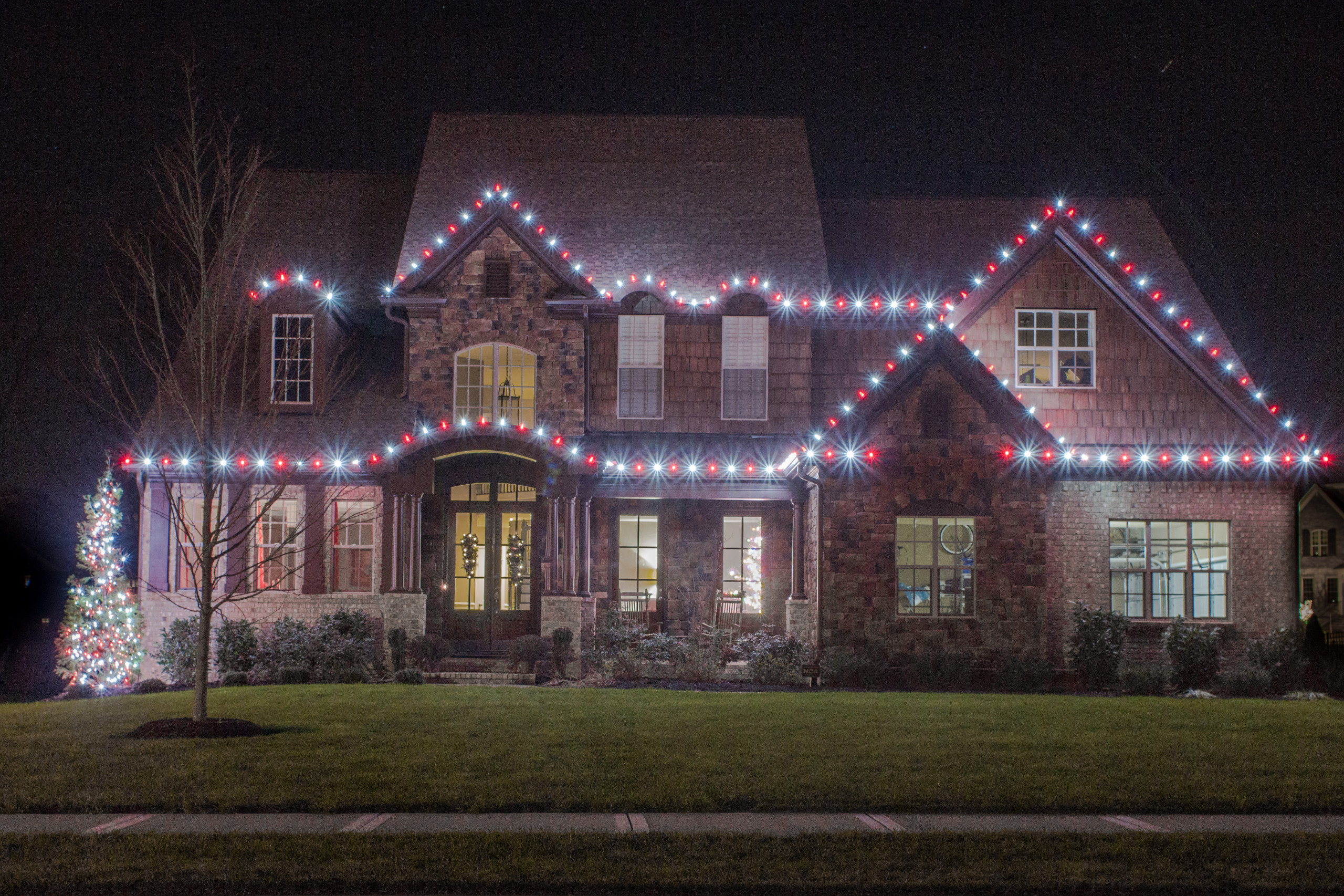 Фотоохота: Новогодняя подсветка загородного дома и сада — 26 идей