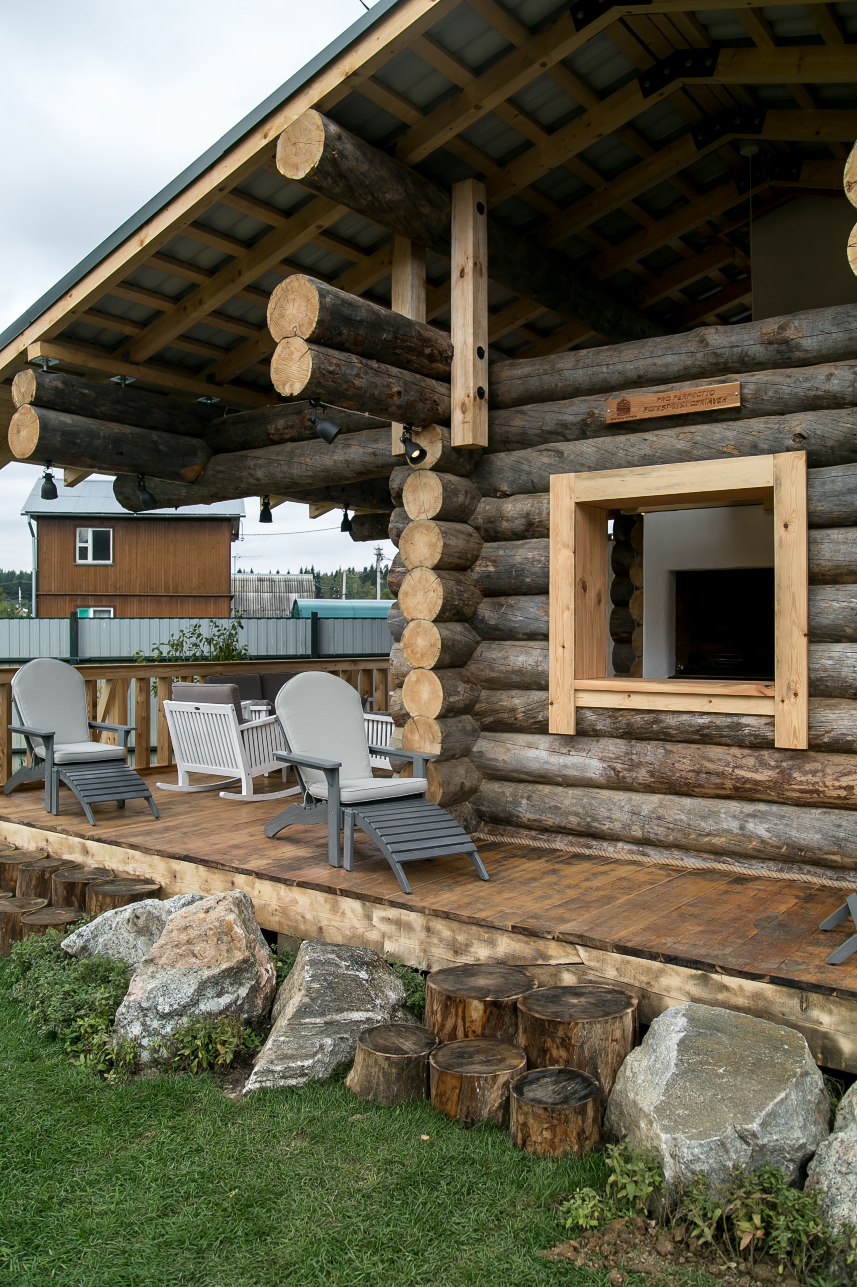 Проект недели: Парящая терраса-беседка из седой карельской сосны