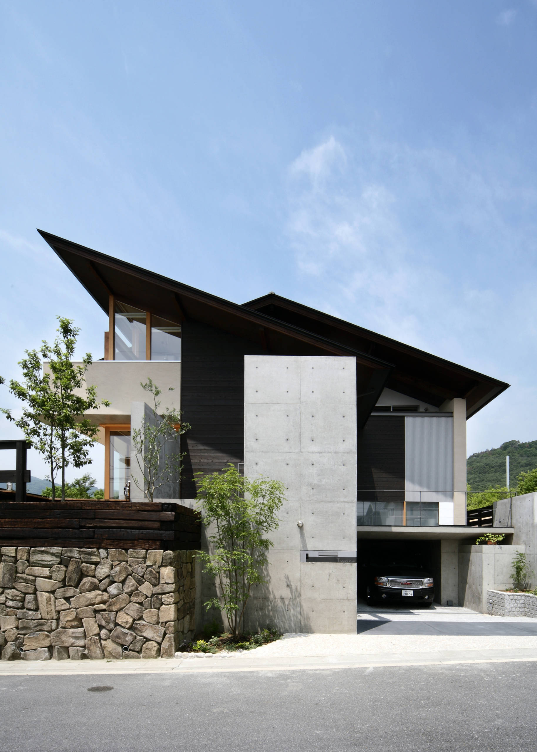 Дом на склоне: Преимущество или головная боль