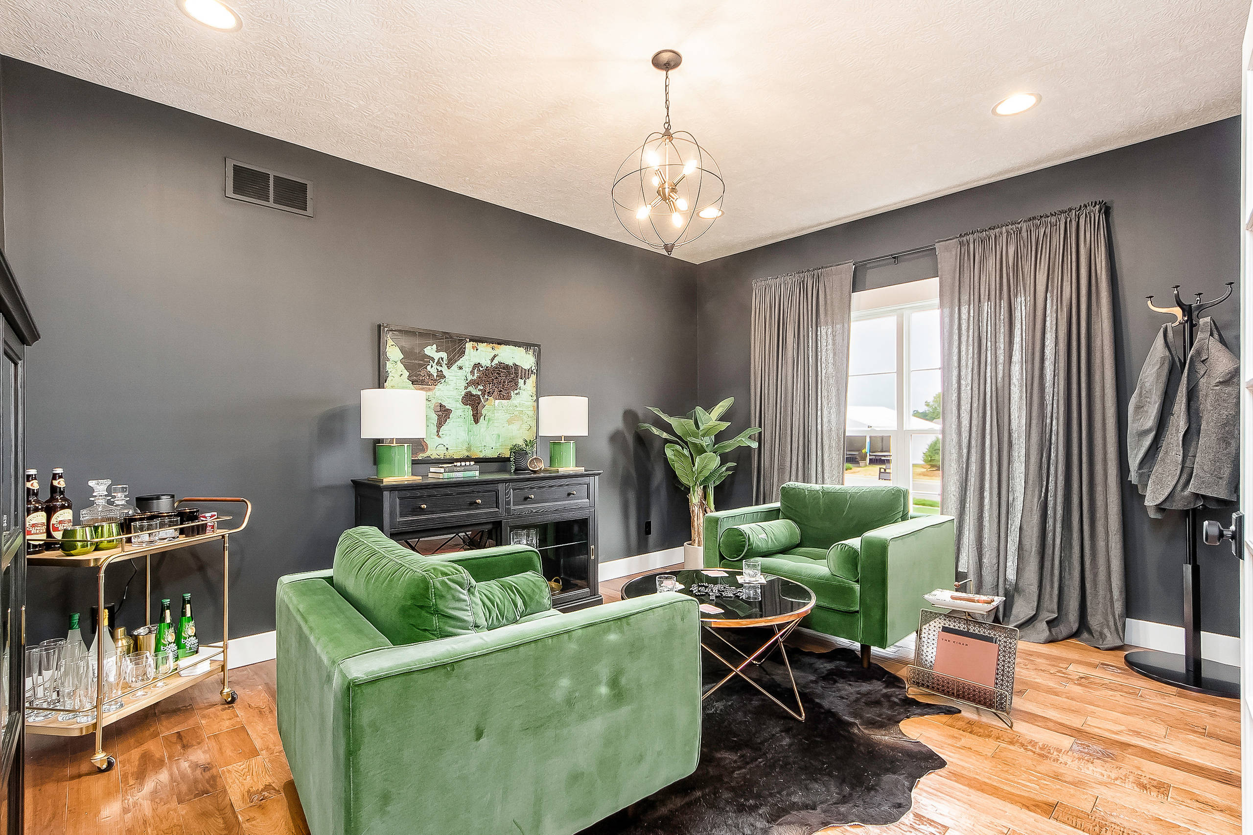 Вопрос: Чем заменить постеры с «Keep calm and...» и другие клише?