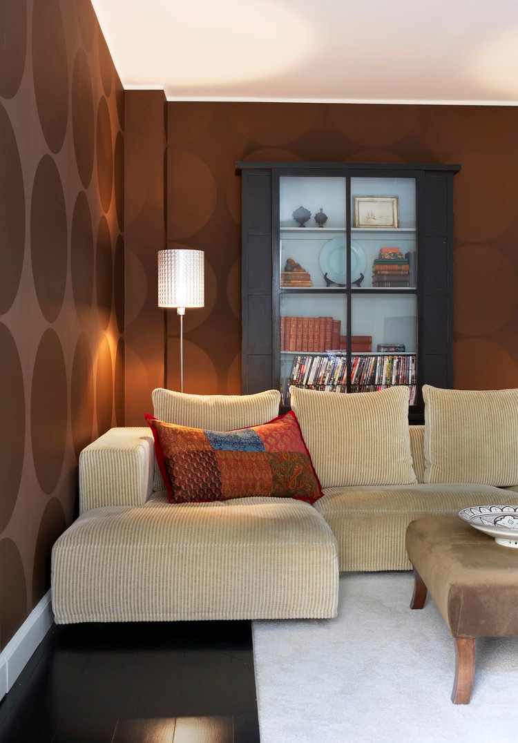 Как правильно: Сочетать два вида обоев в гостиной