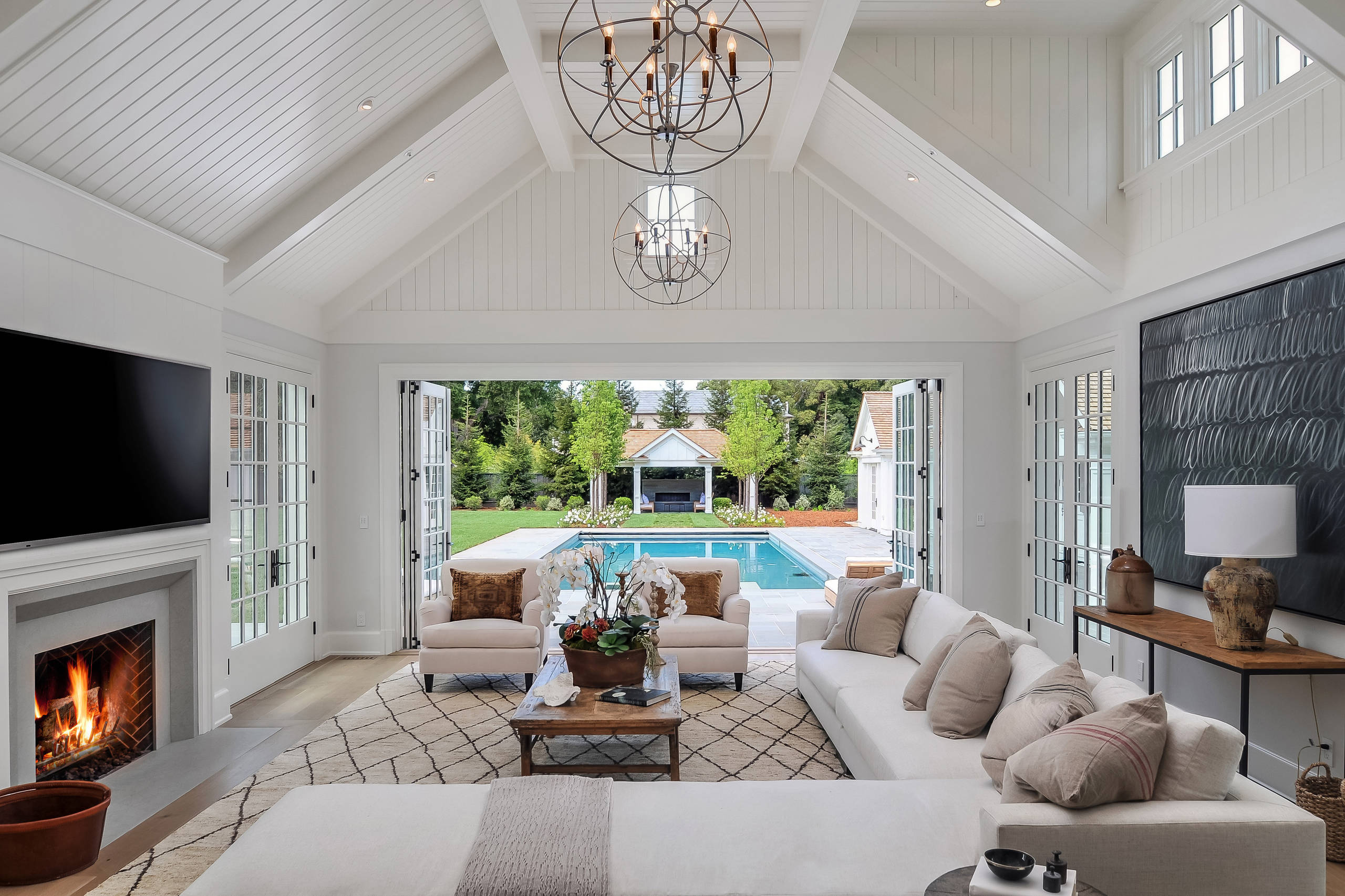 Вопрос: Как расставить диван и кресла