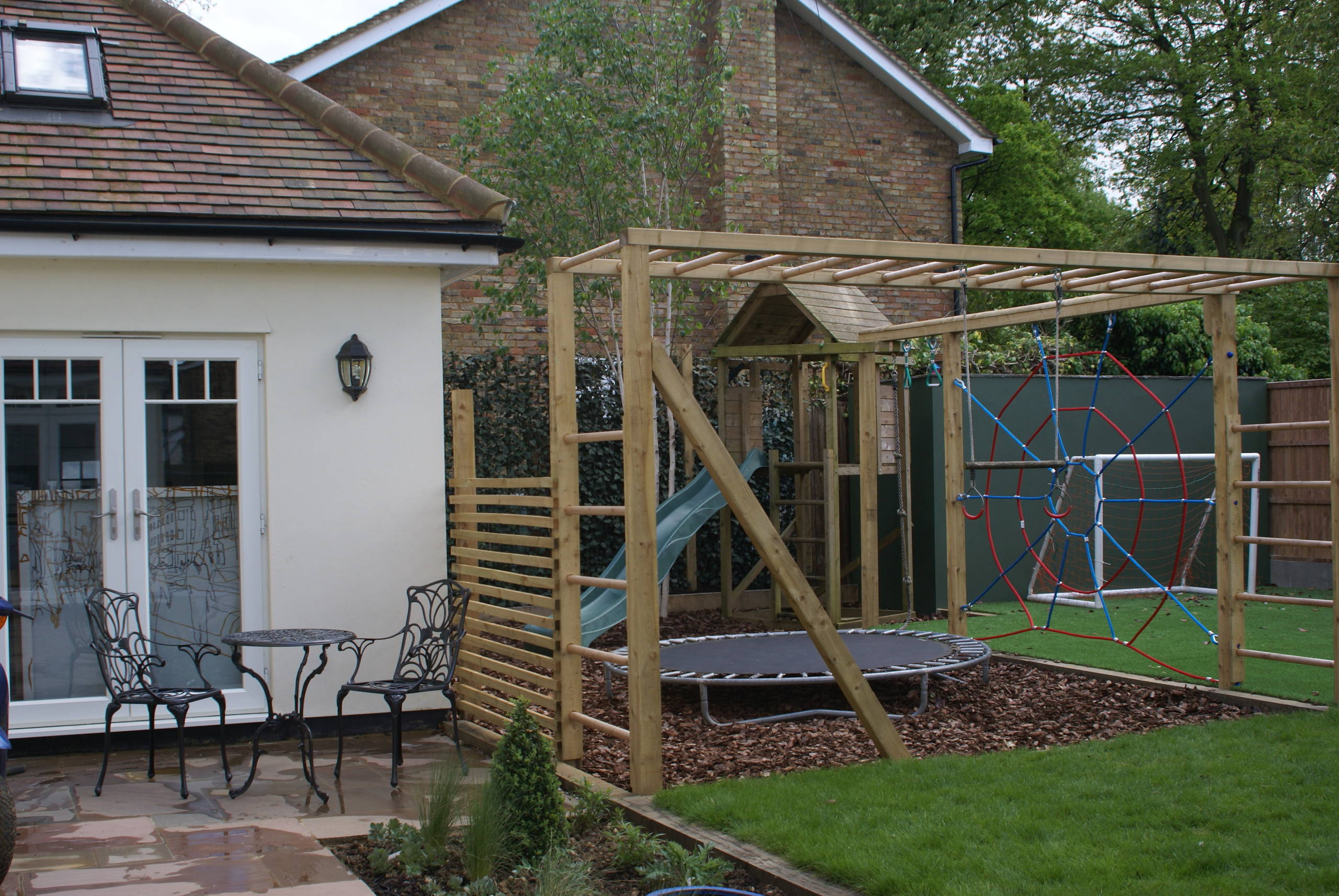 Как правильно: Обустроить узкие места на маленьком участке