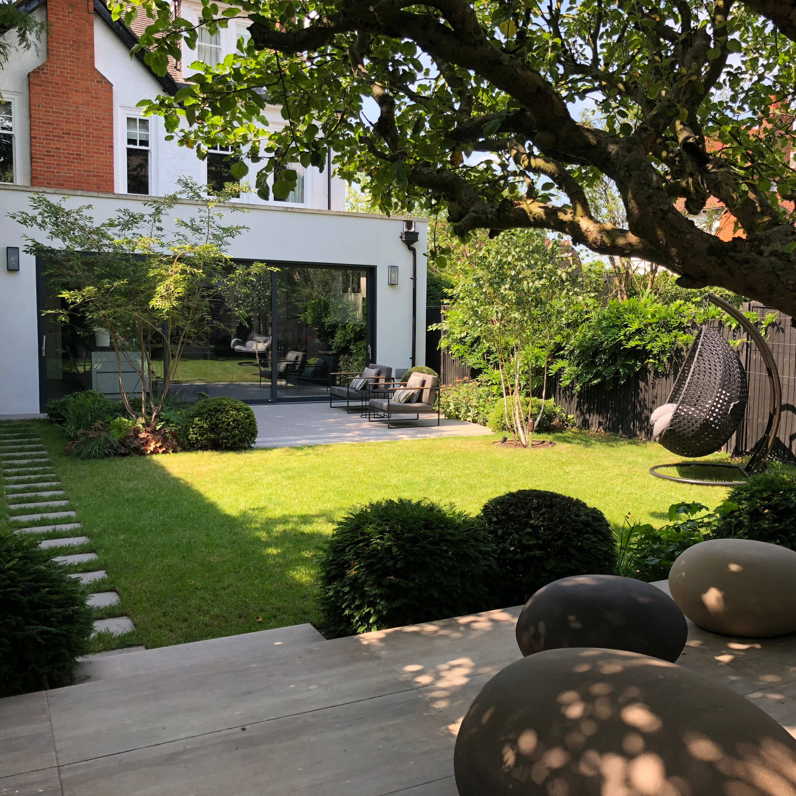 Фотоохота: Подвесное кресло в саду — 18 идей