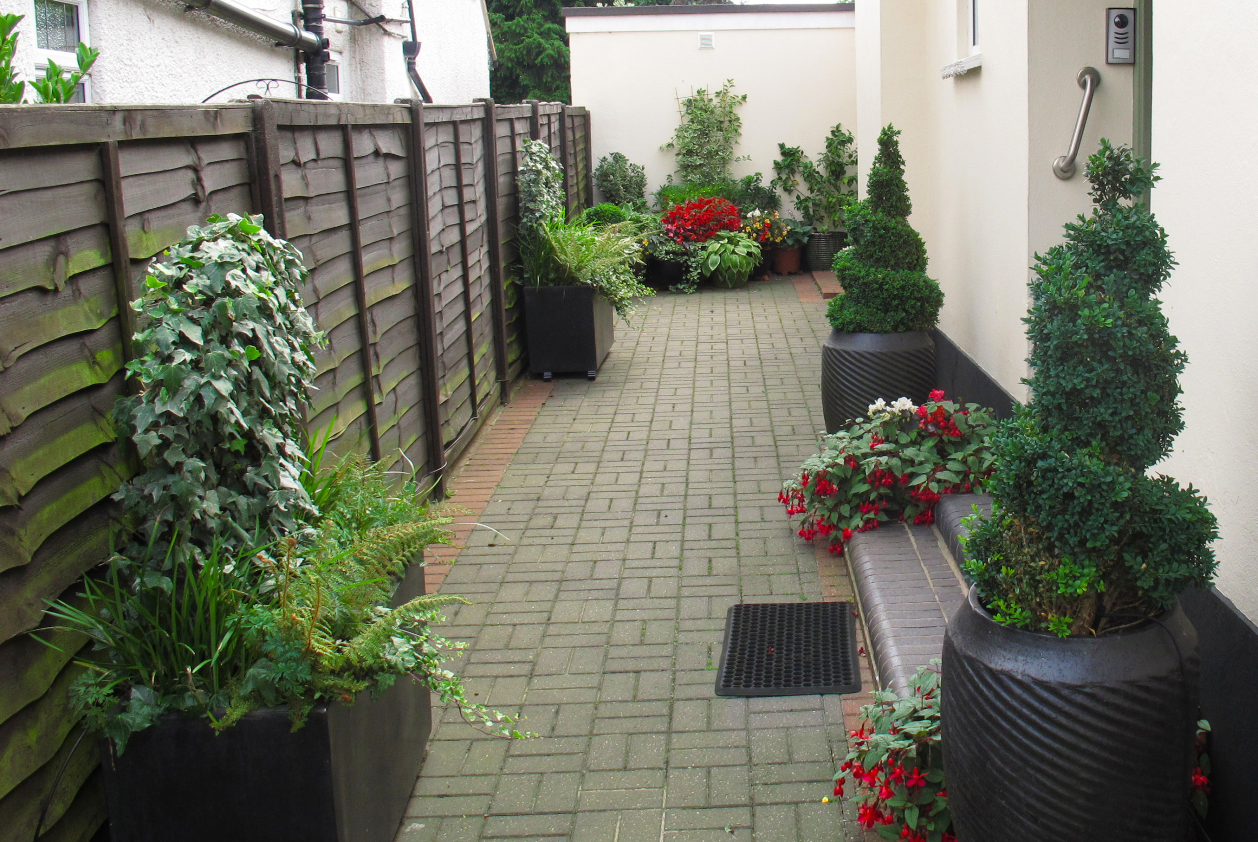 Как правильно: Обустроить узкие места на маленьком участке