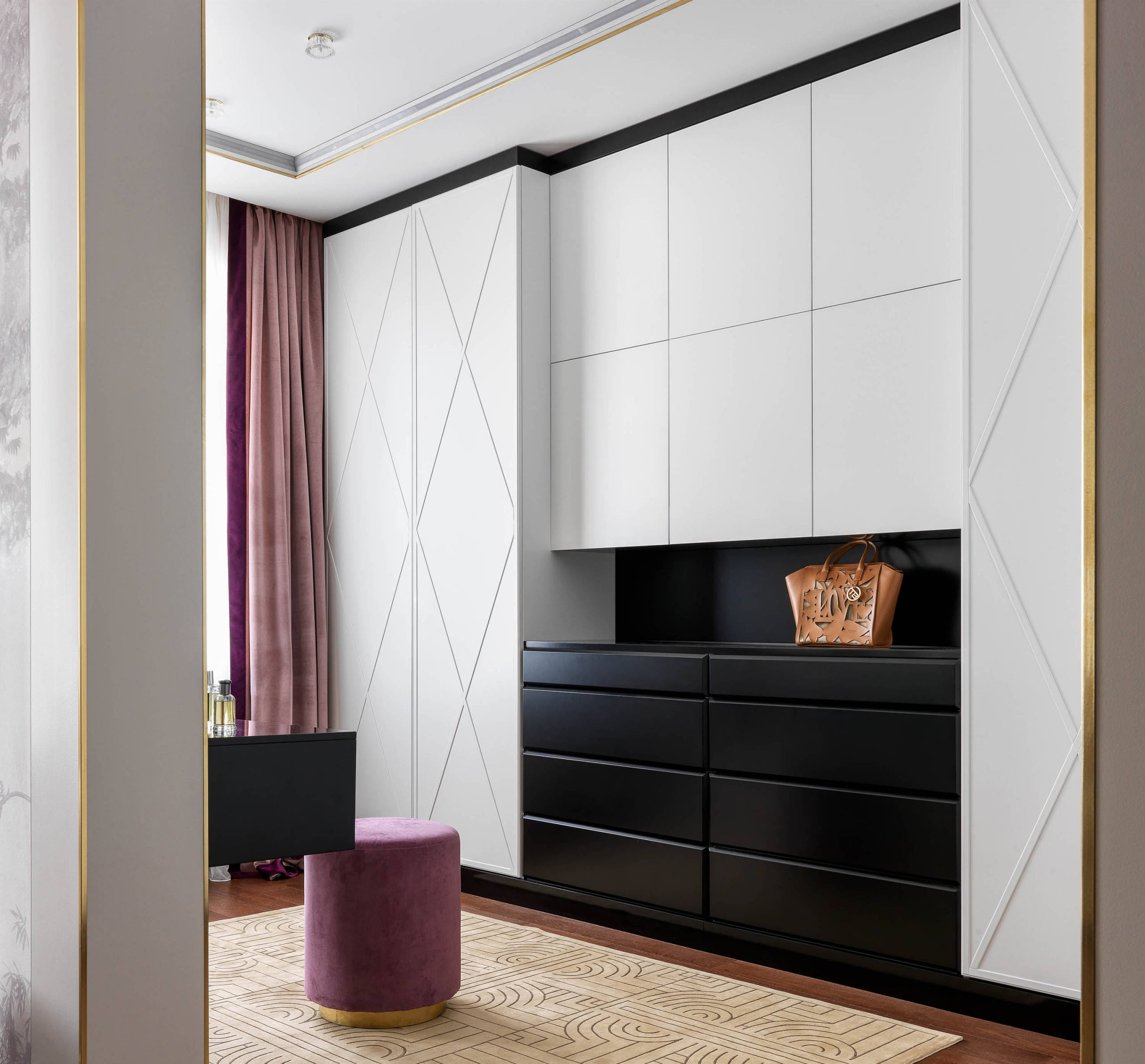 Houzz тур: Изумрудная квартира с фресками и мрамором