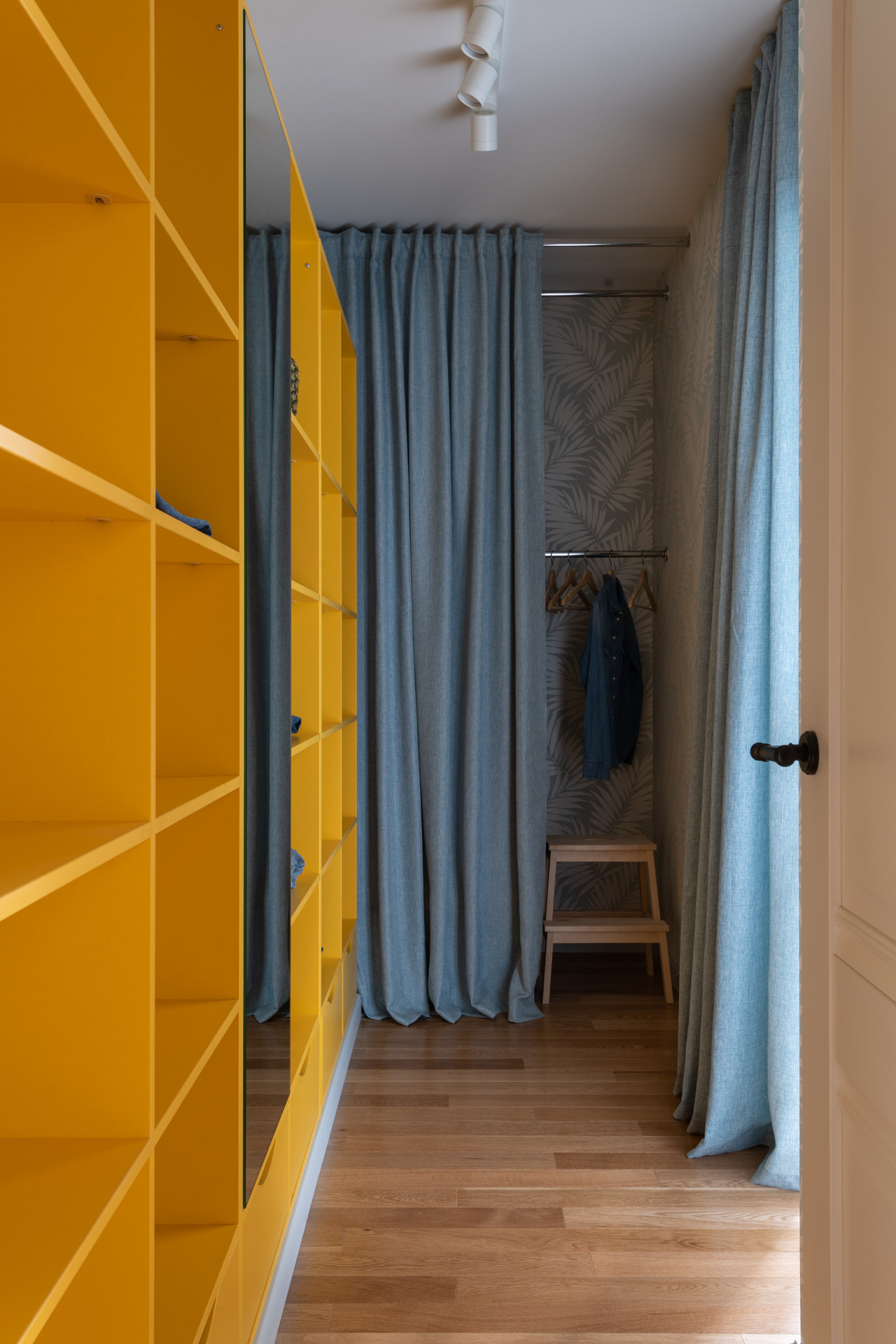 Houzz тур: Квартира со стеклоблоками и винтажными стульями