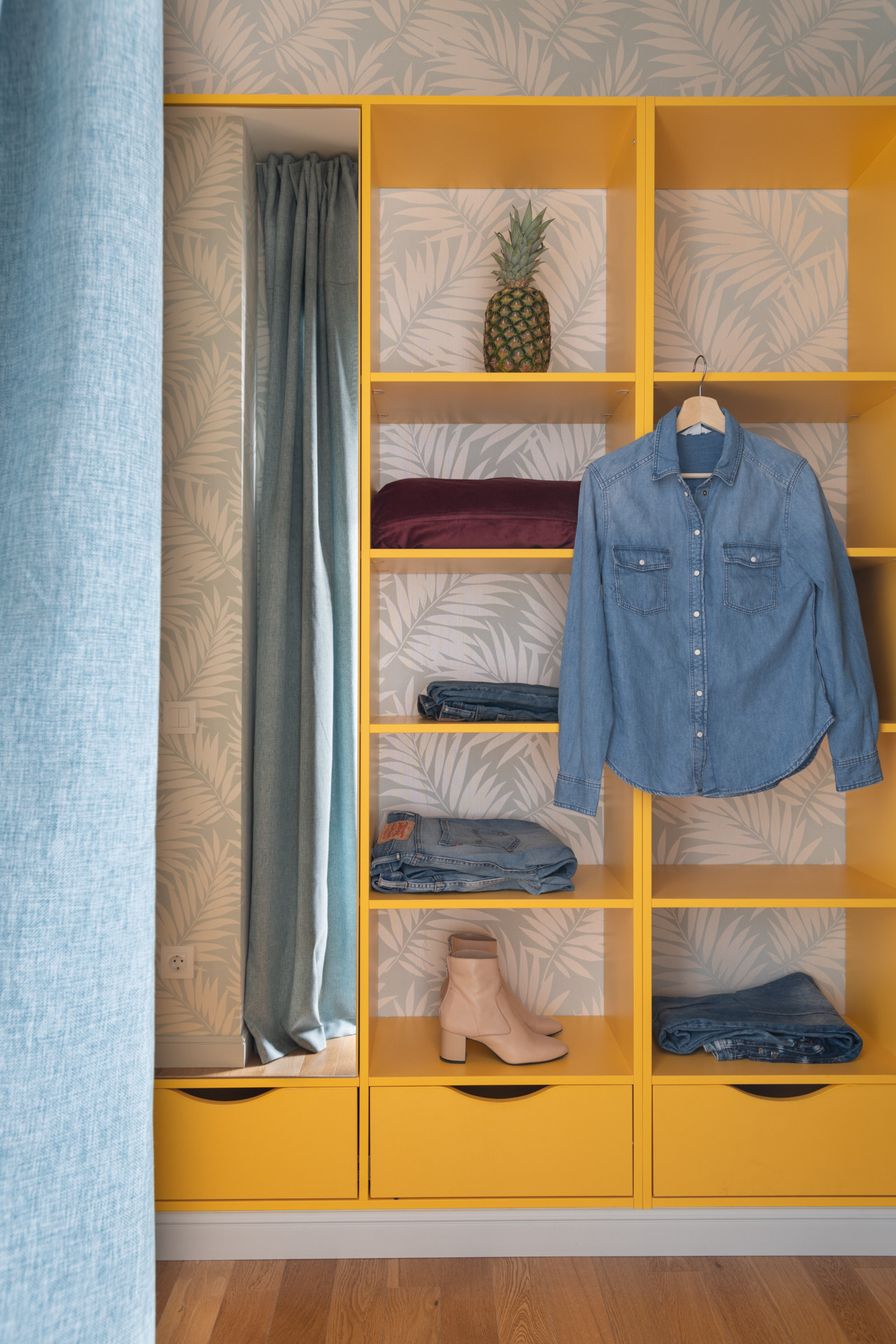 Houzz тур: Квартира со стеклоблоками и винтажными стульями