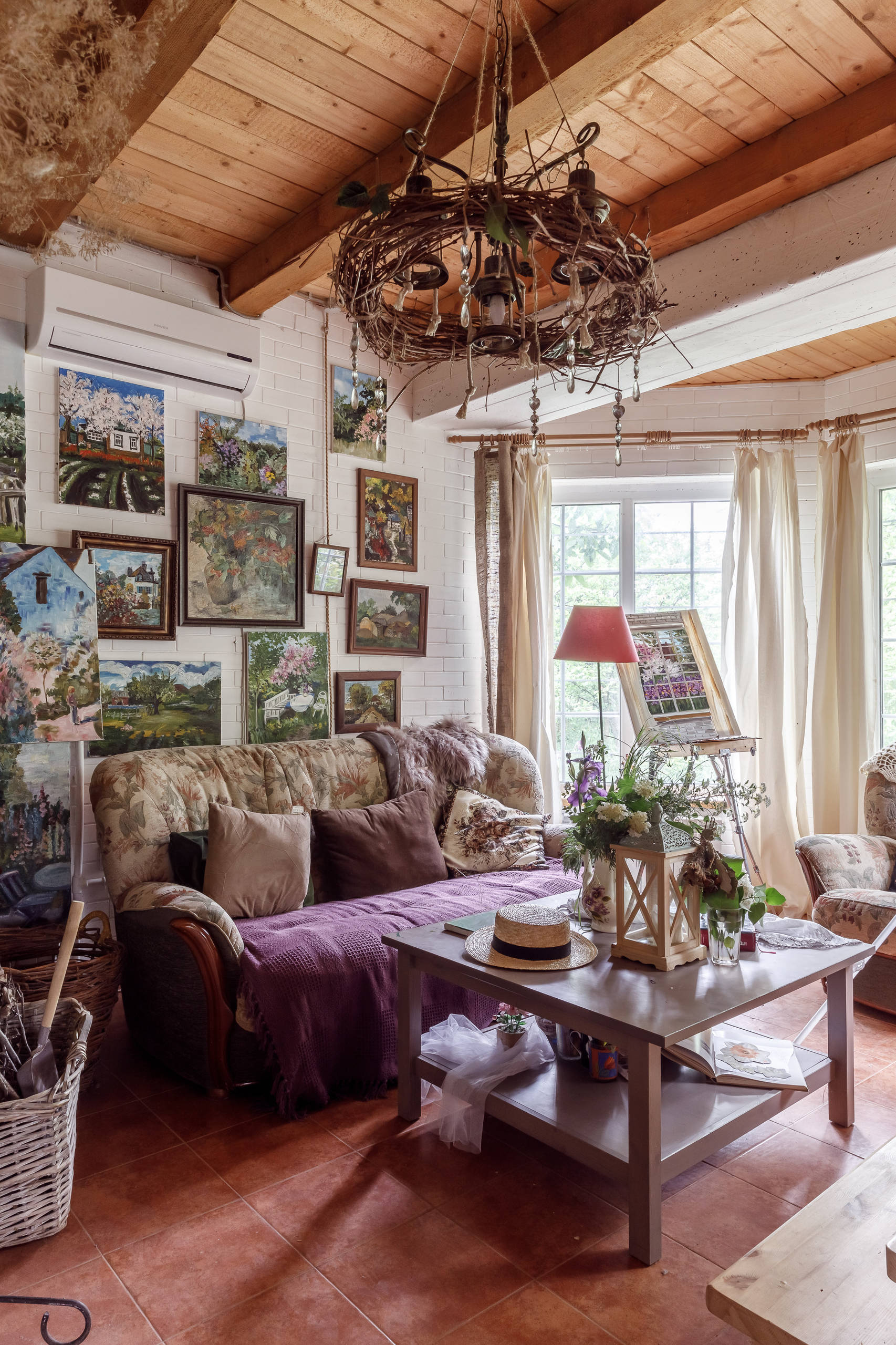 Фотоохота: Как повесить картину над диваном — 20 идей