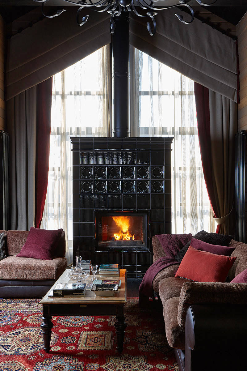 Просто фото: Камин у окна