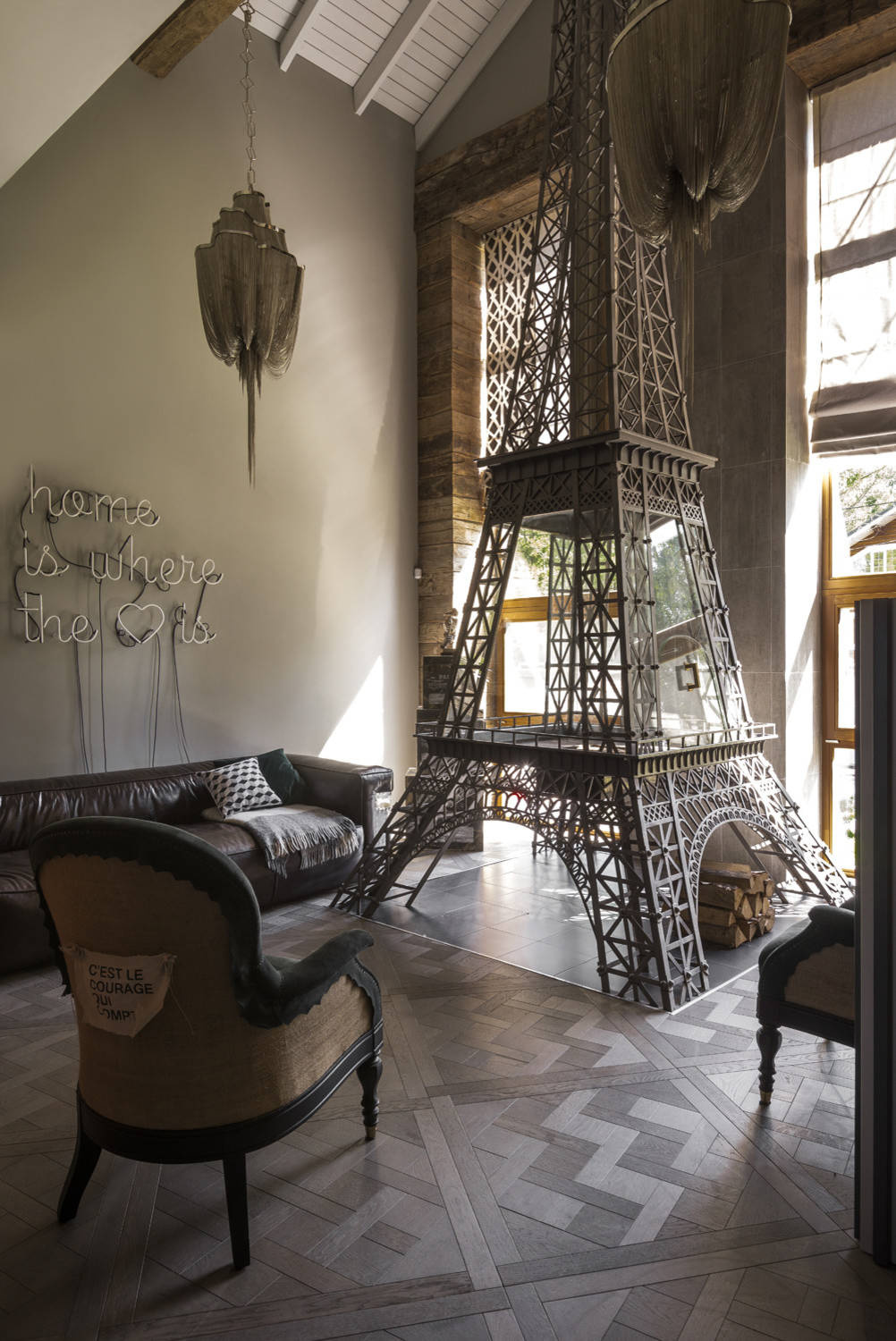 В гостях: Дом с гигантской Эйфелевой башней — камином