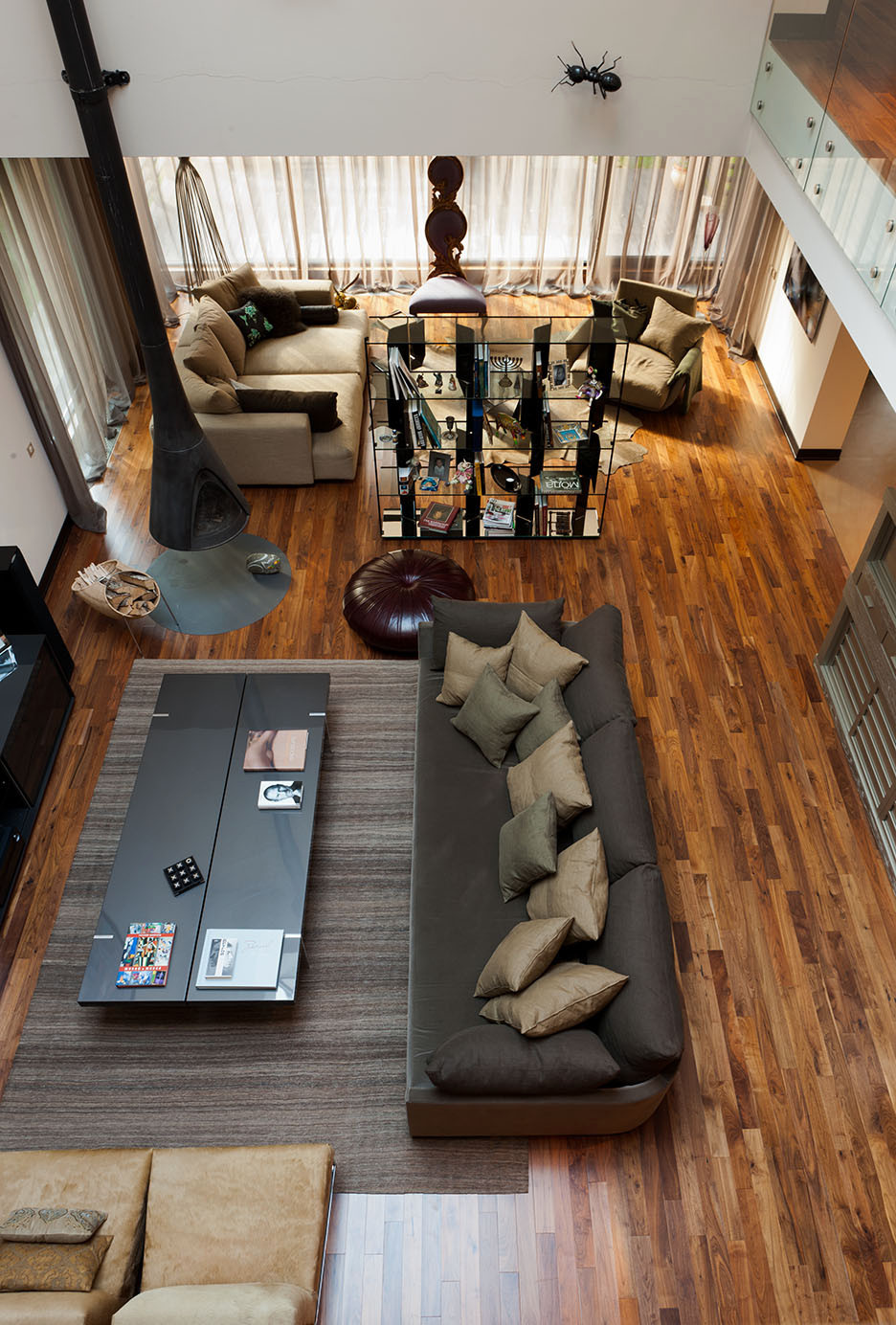 Проект недели: Эклектика и минимализм в двусветной гостиной